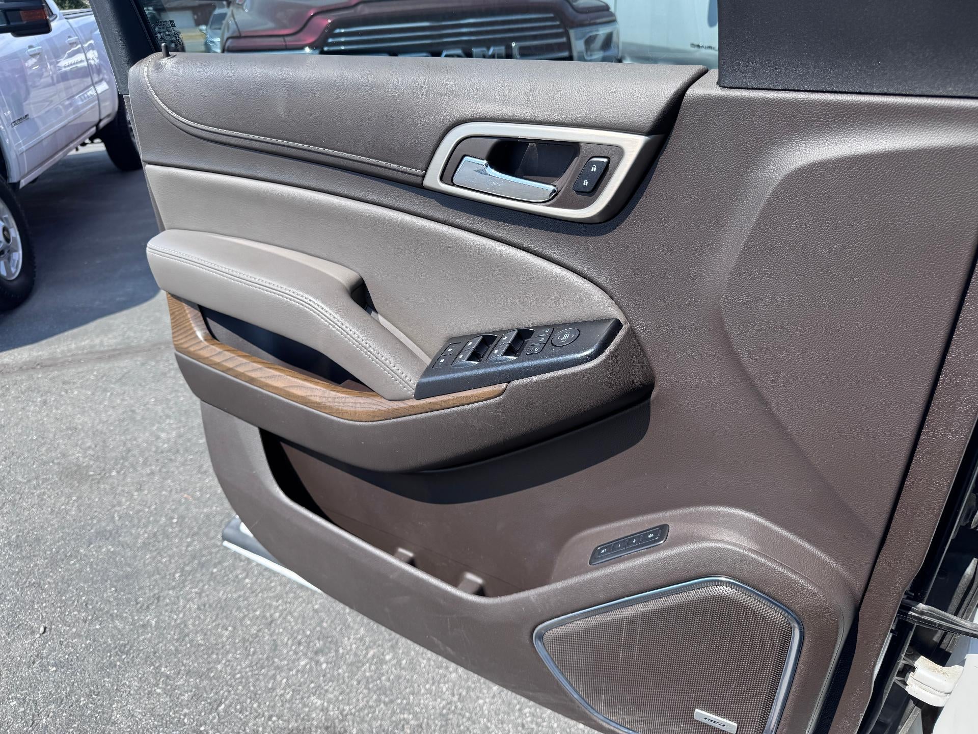 2019 GMC Yukon XL DENALI / 6.2 LITER V8 / NAVIGATION / REAR SEAT DVD / SUNROOF / LOCAL TRADE