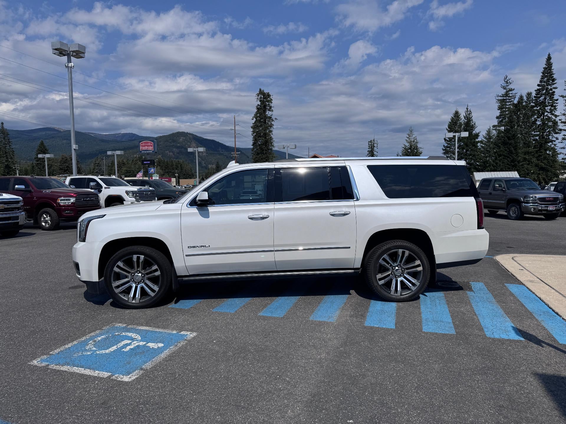 2019 GMC Yukon XL DENALI / 6.2 LITER V8 / NAVIGATION / REAR SEAT DVD / SUNROOF / LOCAL TRADE