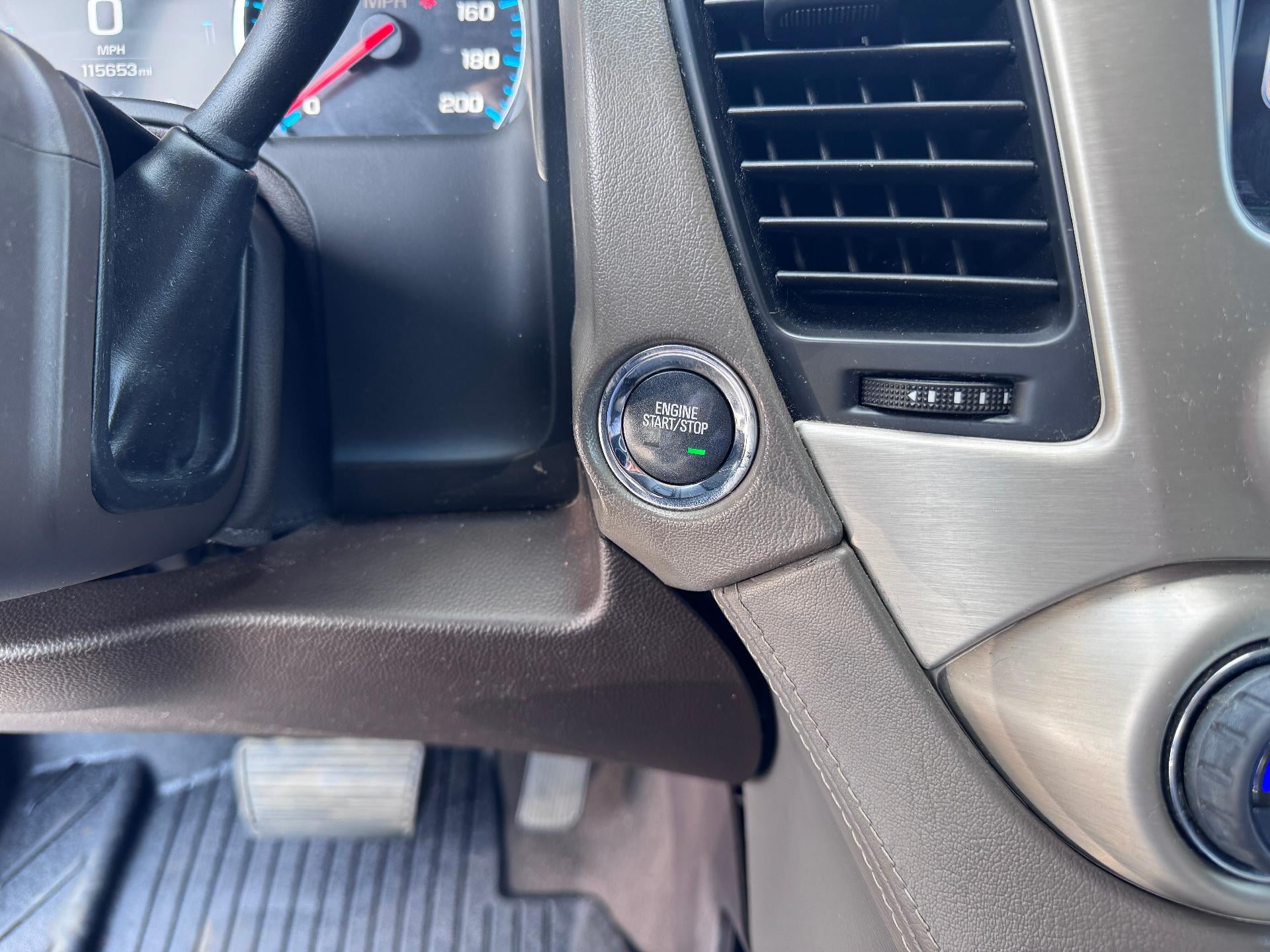 2019 GMC Yukon XL DENALI / 6.2 LITER V8 / NAVIGATION / REAR SEAT DVD / SUNROOF / LOCAL TRADE