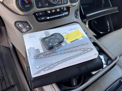2019 GMC Yukon XL DENALI / 6.2 LITER V8 / NAVIGATION / REAR SEAT DVD / SUNROOF / LOCAL TRADE