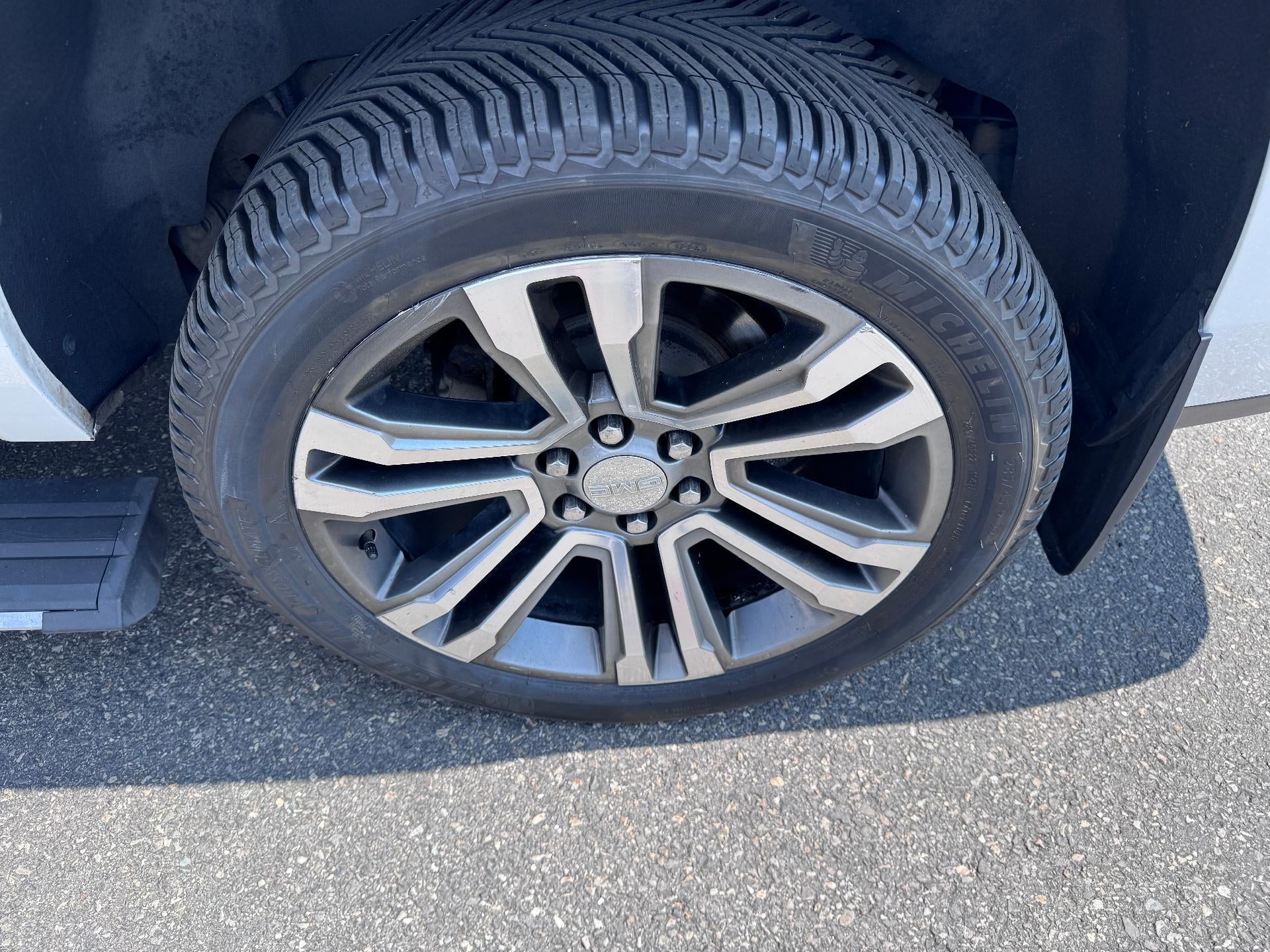 2019 GMC Yukon XL DENALI / 6.2 LITER V8 / NAVIGATION / REAR SEAT DVD / SUNROOF / LOCAL TRADE
