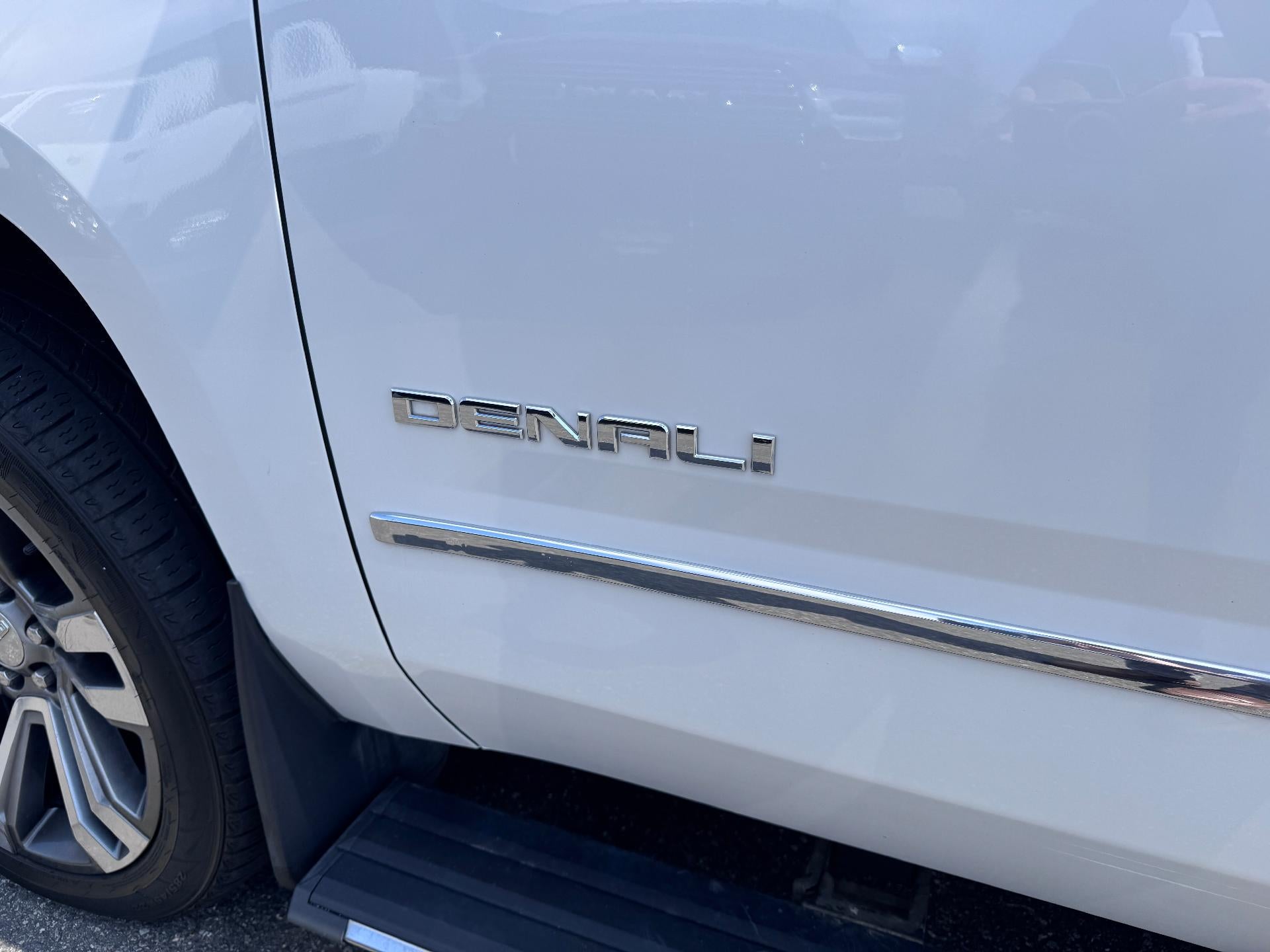 2019 GMC Yukon XL DENALI / 6.2 LITER V8 / NAVIGATION / REAR SEAT DVD / SUNROOF / LOCAL TRADE