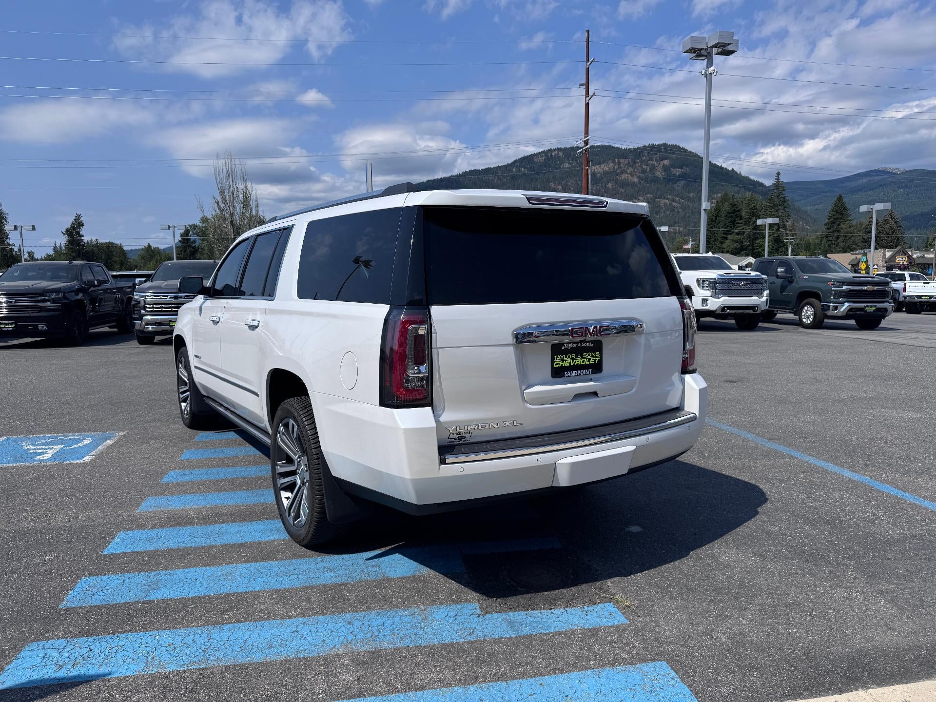 2019 GMC Yukon XL DENALI / 6.2 LITER V8 / NAVIGATION / REAR SEAT DVD / SUNROOF / LOCAL TRADE