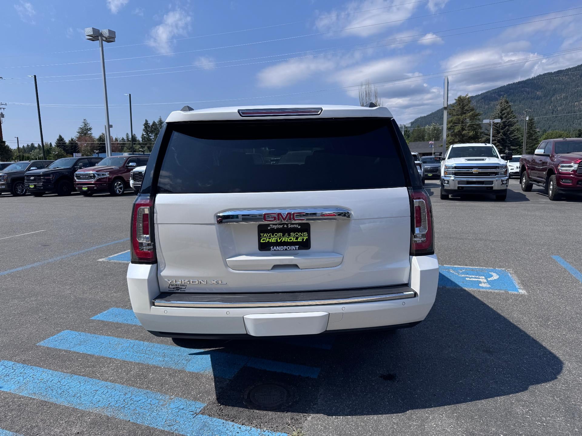2019 GMC Yukon XL DENALI / 6.2 LITER V8 / NAVIGATION / REAR SEAT DVD / SUNROOF / LOCAL TRADE