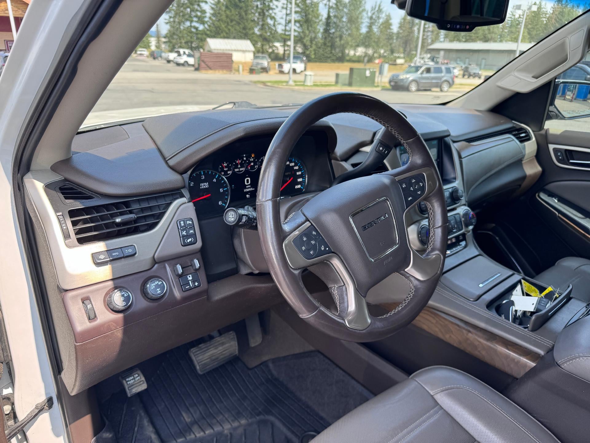 2019 GMC Yukon XL DENALI / 6.2 LITER V8 / NAVIGATION / REAR SEAT DVD / SUNROOF / LOCAL TRADE