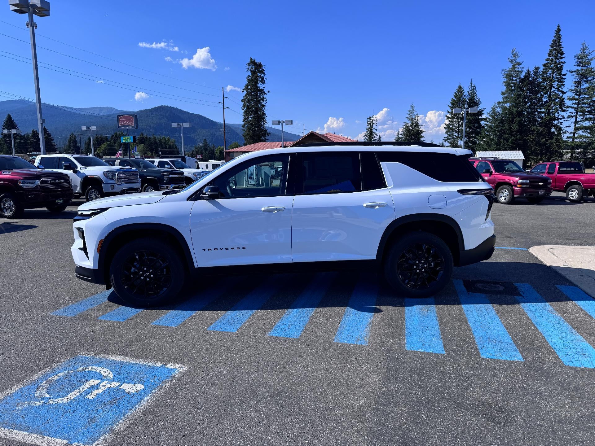 2026 Chevrolet Traverse LT / AWD / MIDNIGHT PCKG / LEATHER / SURROUND VISION / ADAPTIVE CRUISE