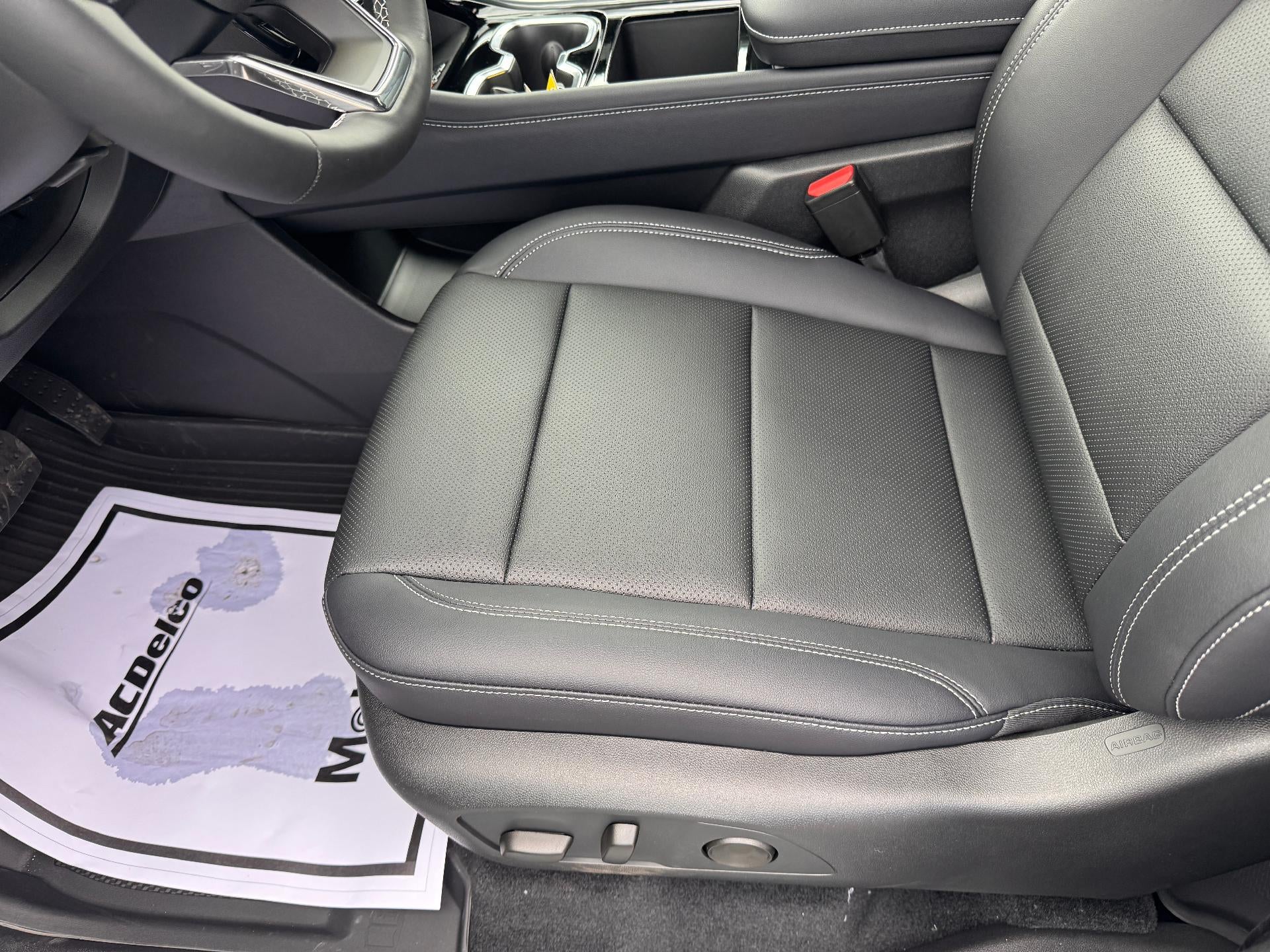 2026 Chevrolet Traverse LT / AWD / PANO SUNROOF / SURROUND VISION / ADAPTIVE CRUISE / LEATHER