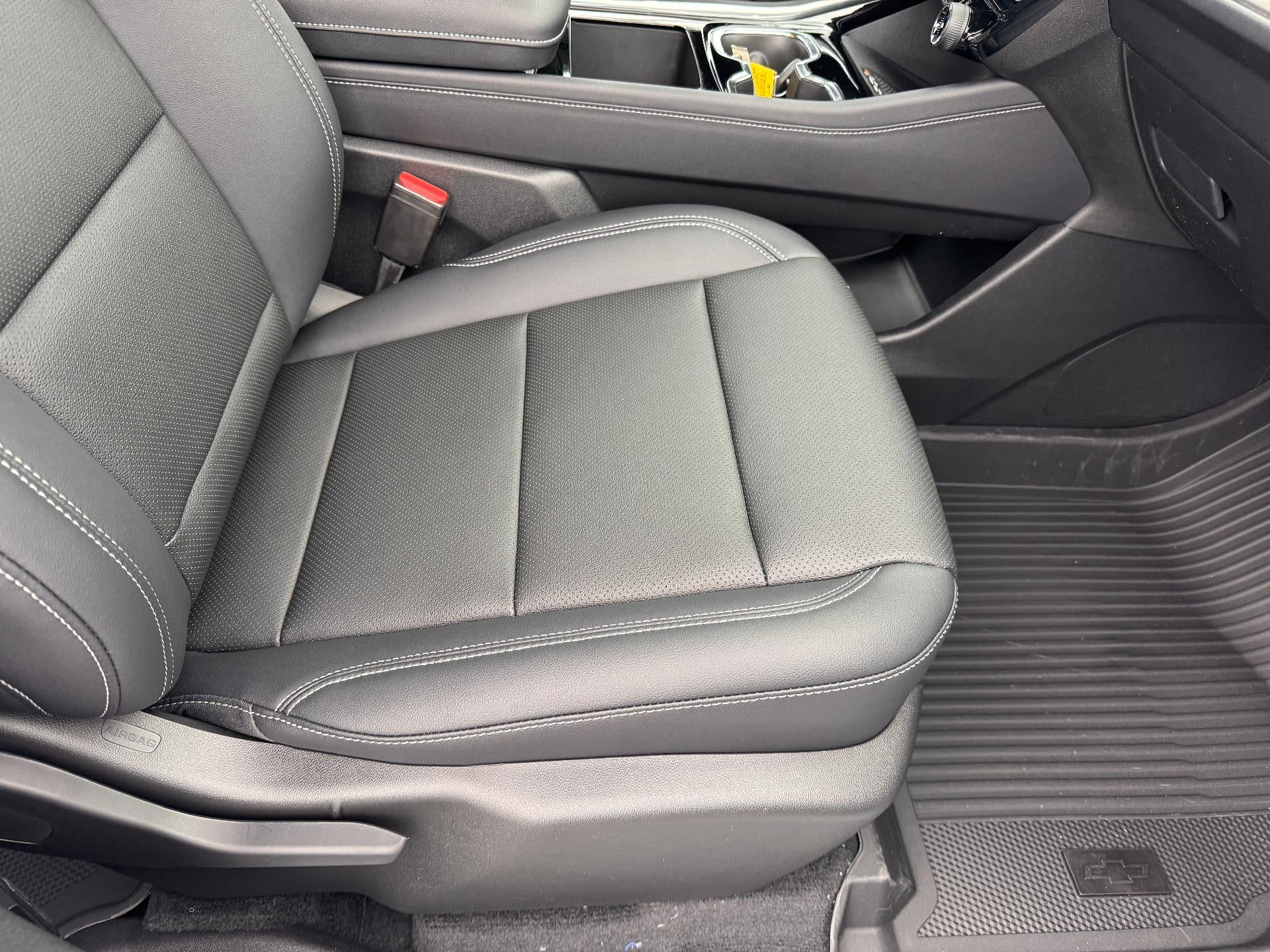 2026 Chevrolet Traverse LT / AWD / PANO SUNROOF / SURROUND VISION / ADAPTIVE CRUISE / LEATHER