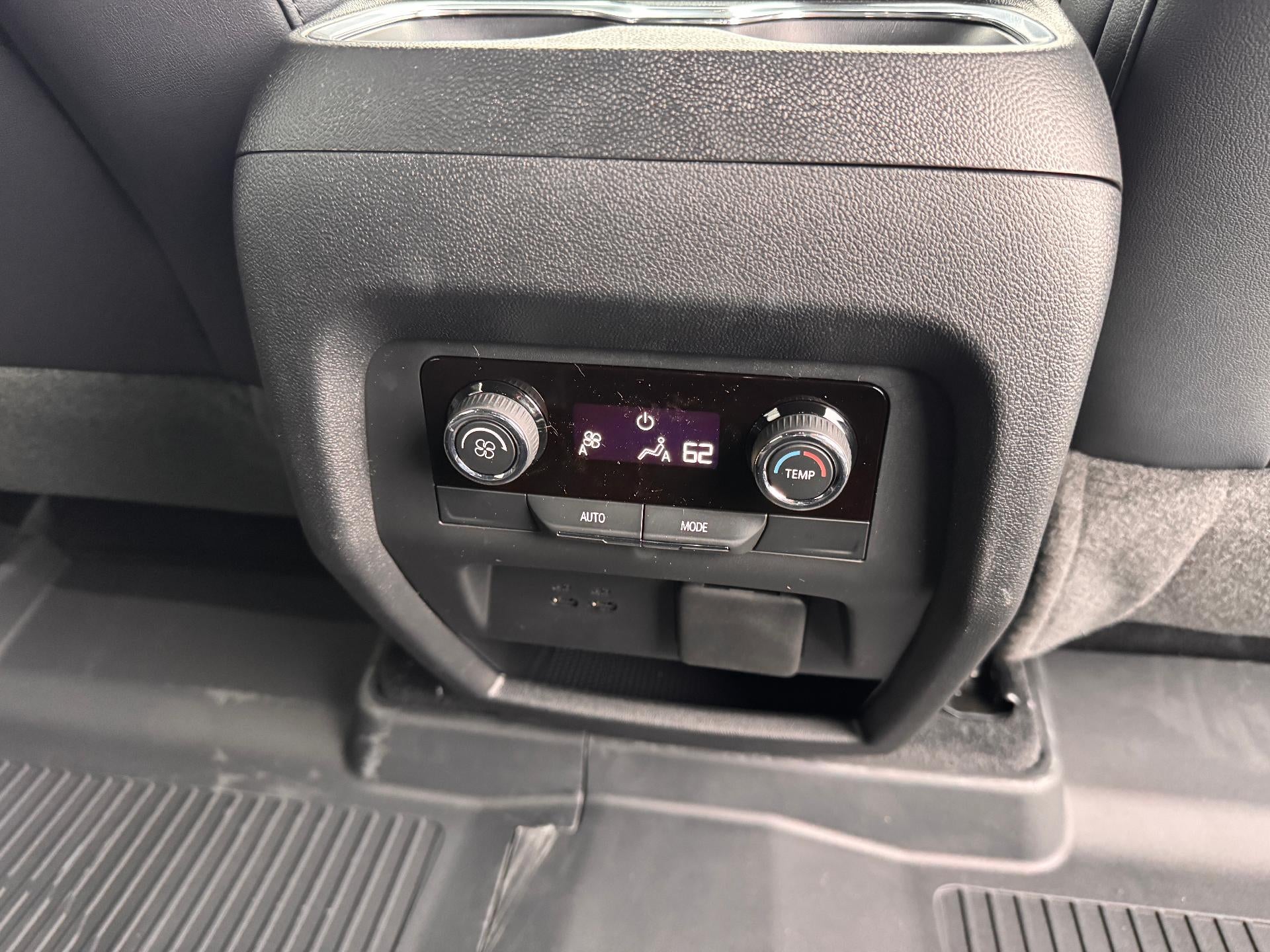 2026 Chevrolet Traverse LT / AWD / PANO SUNROOF / SURROUND VISION / ADAPTIVE CRUISE / LEATHER