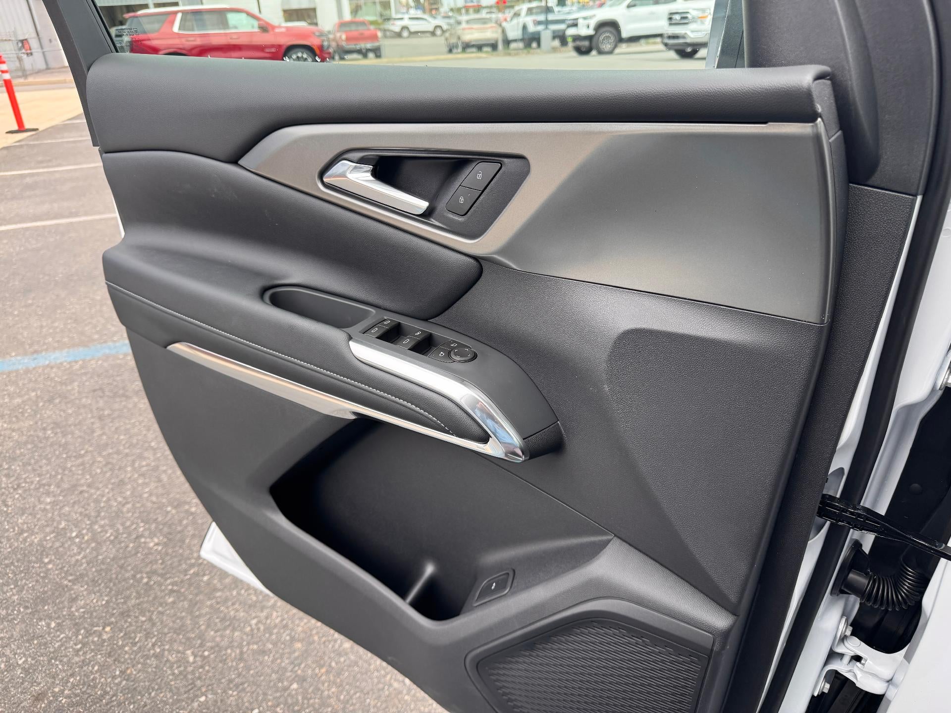 2026 Chevrolet Traverse LT / AWD / PANO SUNROOF / SURROUND VISION / ADAPTIVE CRUISE / LEATHER