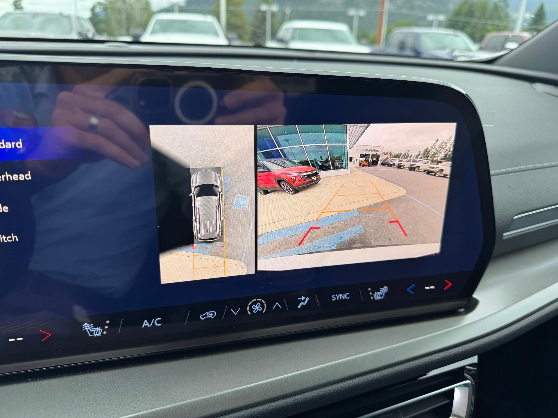 2026 Chevrolet Traverse LT / AWD / PANO SUNROOF / SURROUND VISION / ADAPTIVE CRUISE / LEATHER