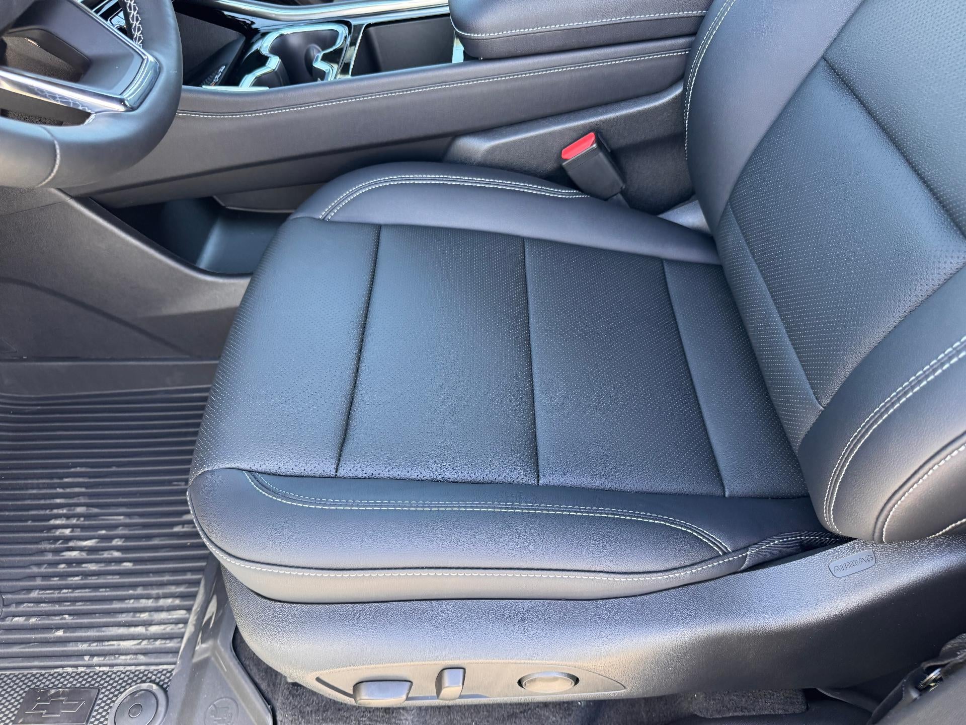 2026 Chevrolet Traverse LT / AWD / LEATHER / 8 PASSENGER / ADAPTIVE CRUISE / SURROUND VISION