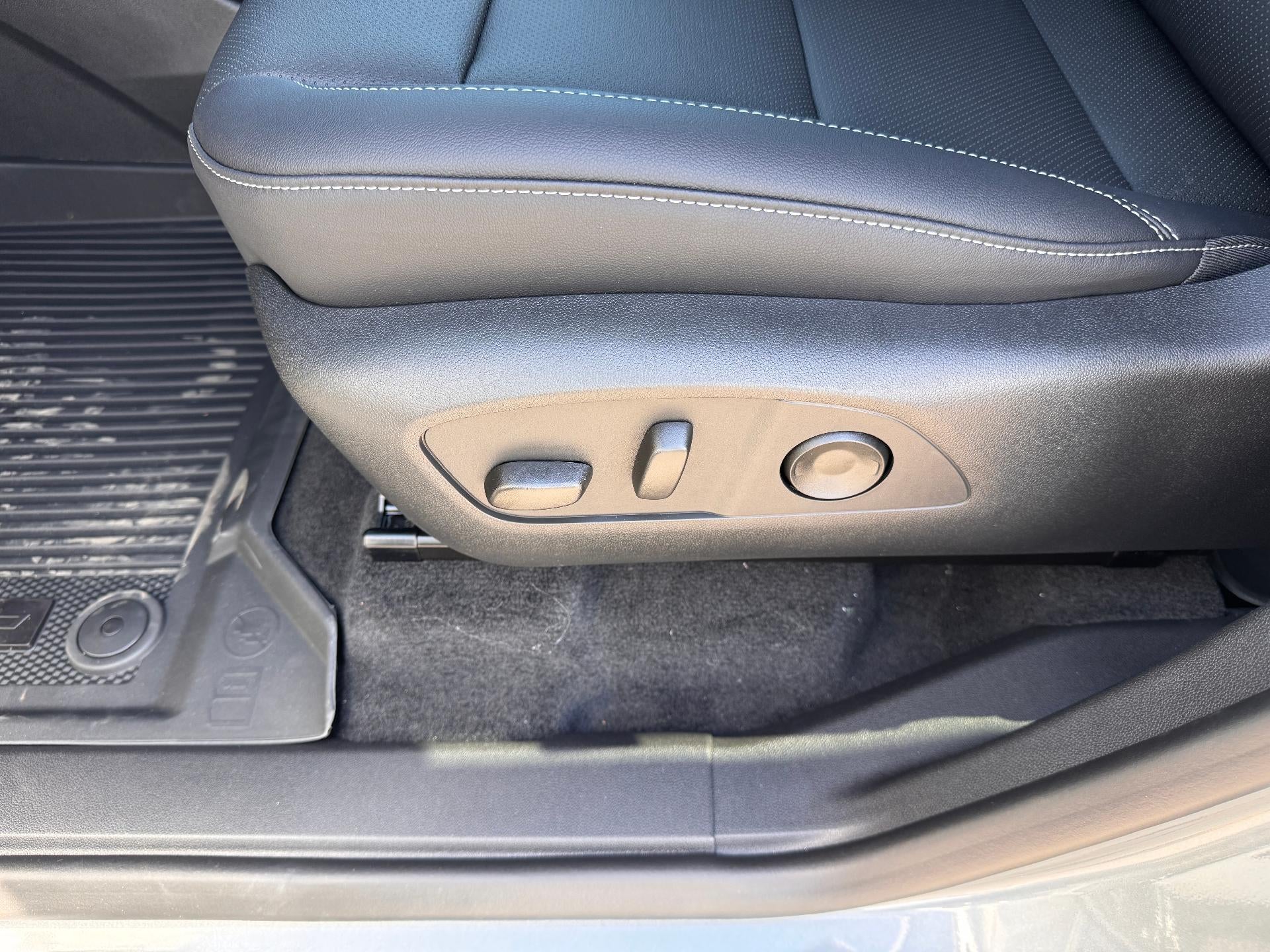 2026 Chevrolet Traverse LT / AWD / LEATHER / 8 PASSENGER / ADAPTIVE CRUISE / SURROUND VISION