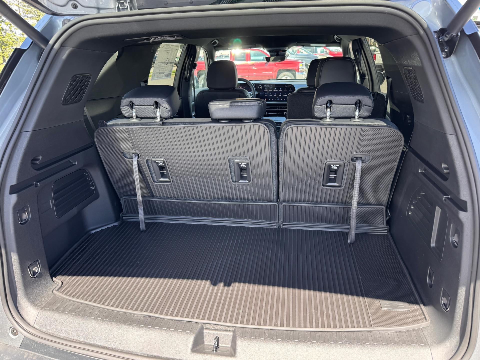 2026 Chevrolet Traverse LT / AWD / LEATHER / 8 PASSENGER / ADAPTIVE CRUISE / SURROUND VISION