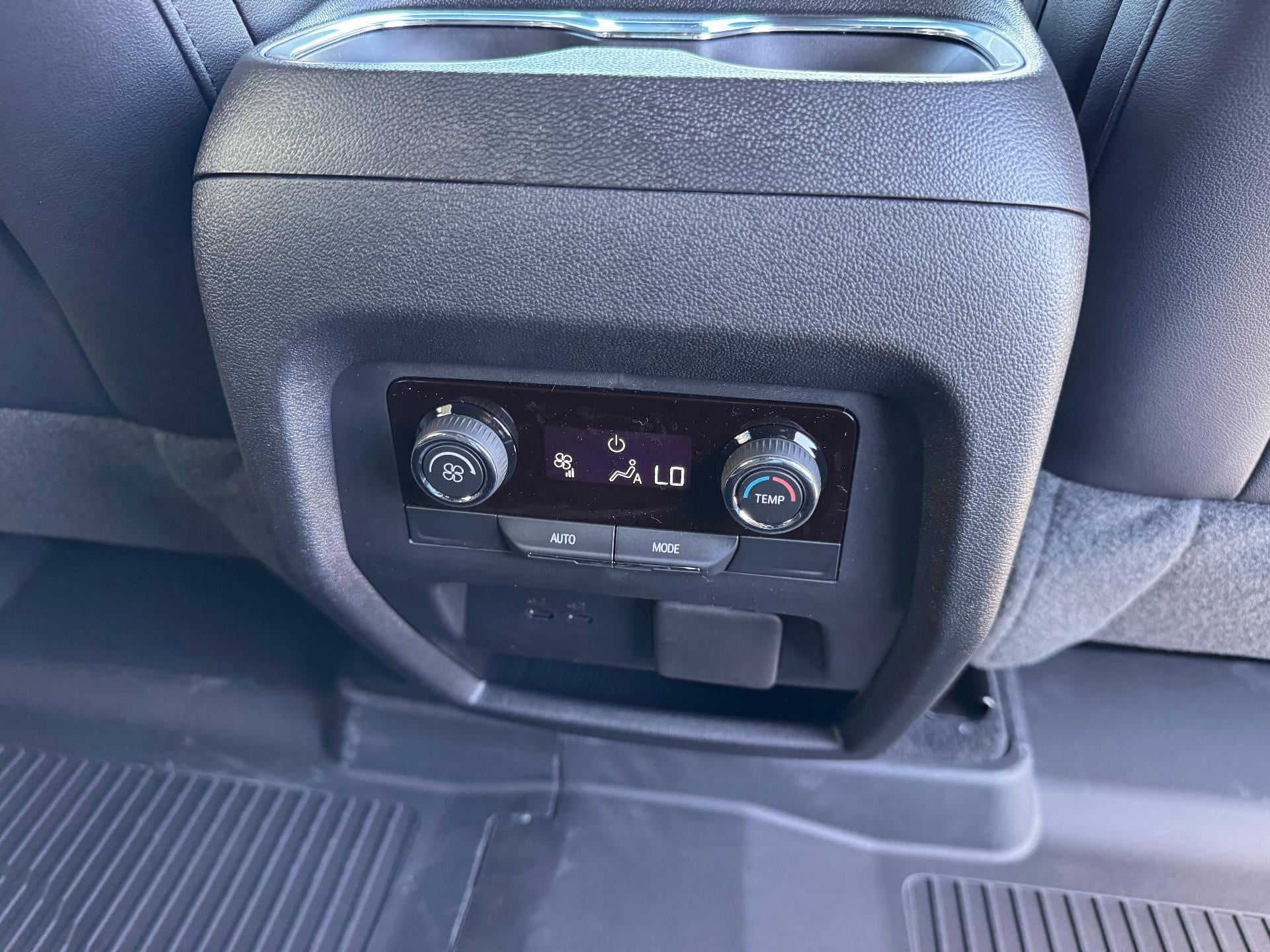 2026 Chevrolet Traverse LT / AWD / LEATHER / 8 PASSENGER / ADAPTIVE CRUISE / SURROUND VISION