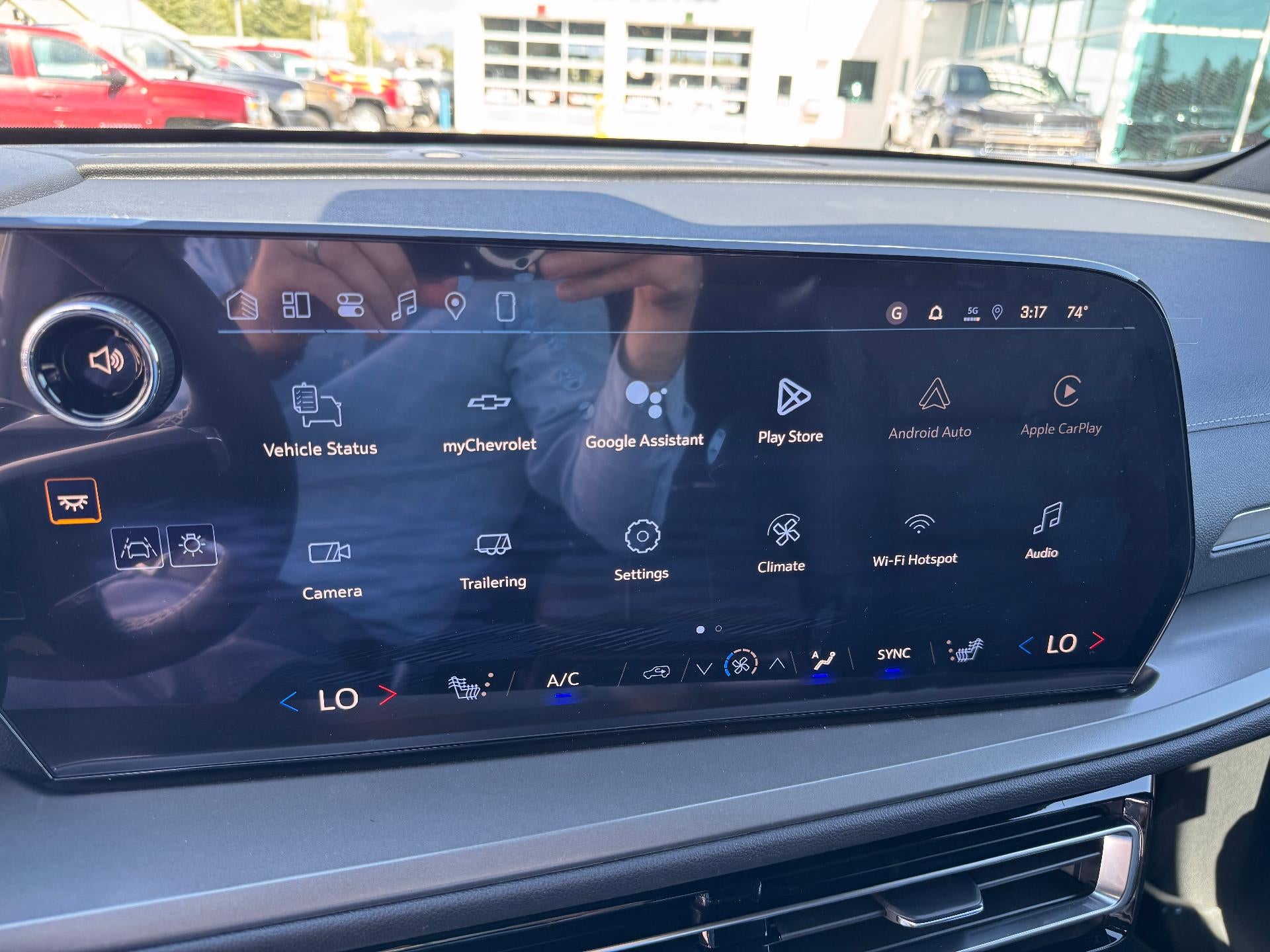 2026 Chevrolet Traverse LT / AWD / LEATHER / 8 PASSENGER / ADAPTIVE CRUISE / SURROUND VISION