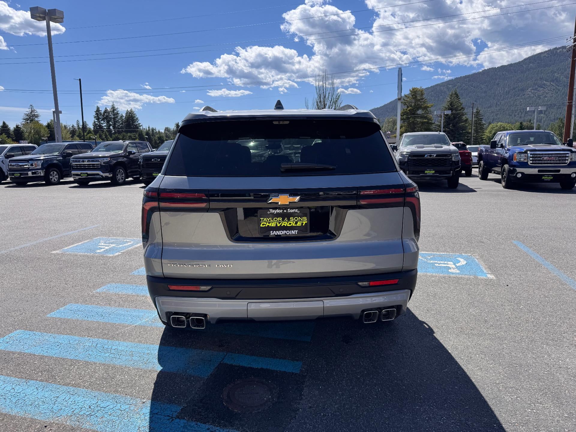 2026 Chevrolet Traverse LT / AWD / LEATHER / 8 PASSENGER / ADAPTIVE CRUISE / SURROUND VISION