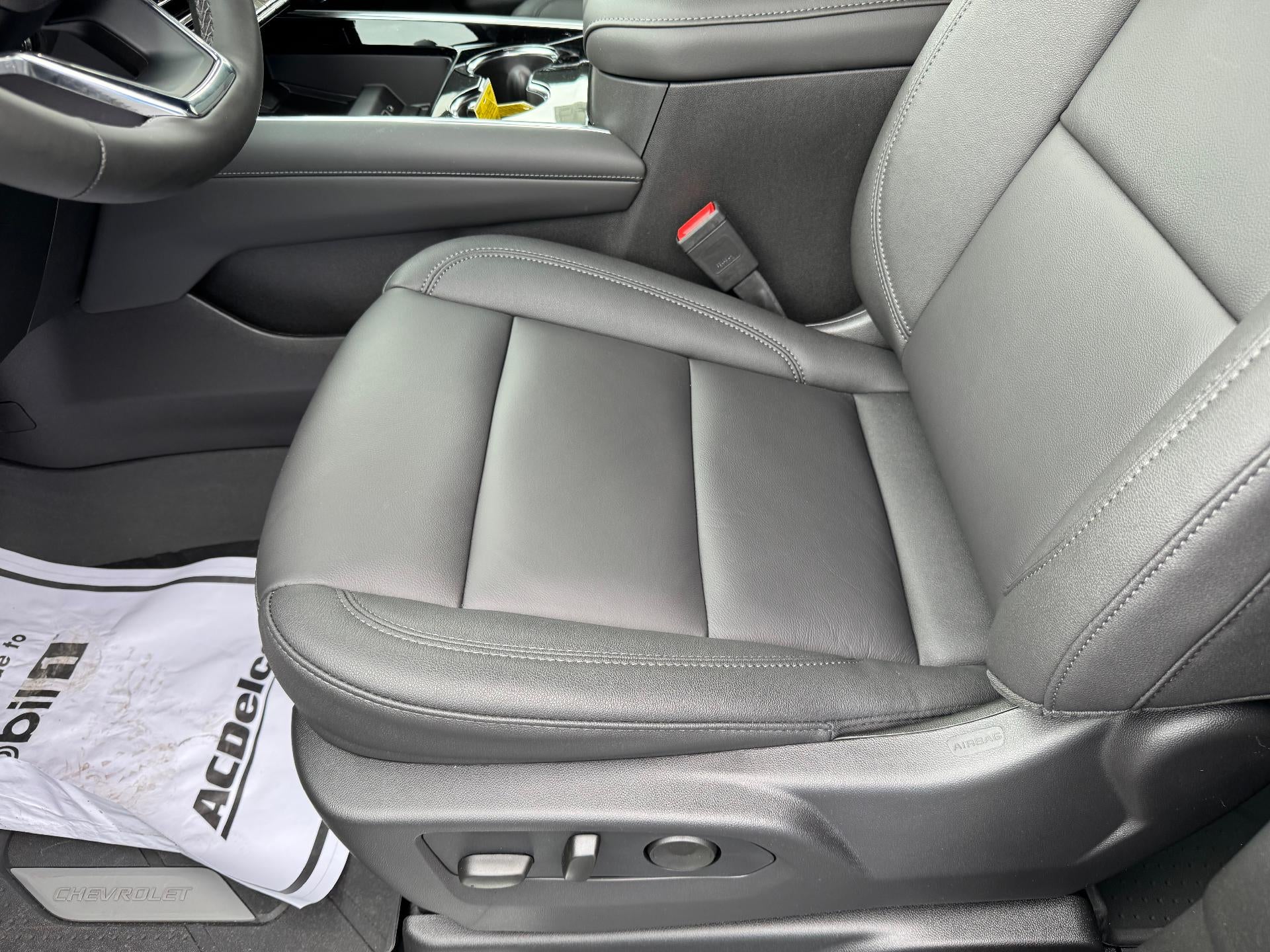 2026 Chevrolet Suburban LT / ADAPTIVE CRUISE / SURROUND VISION / MAX TOW / 2ND ROW BUCKETS