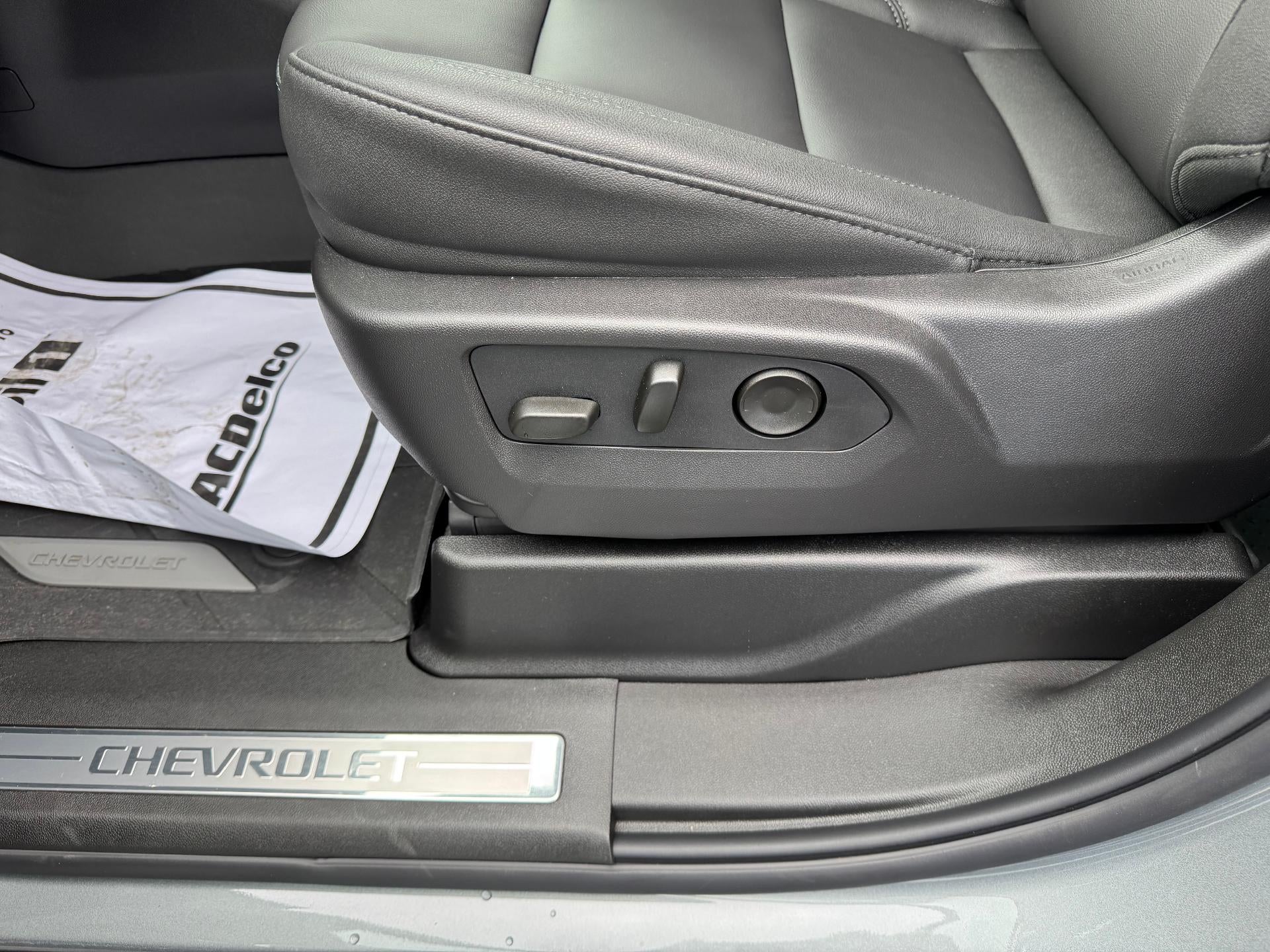 2026 Chevrolet Suburban LT / ADAPTIVE CRUISE / SURROUND VISION / MAX TOW / 2ND ROW BUCKETS