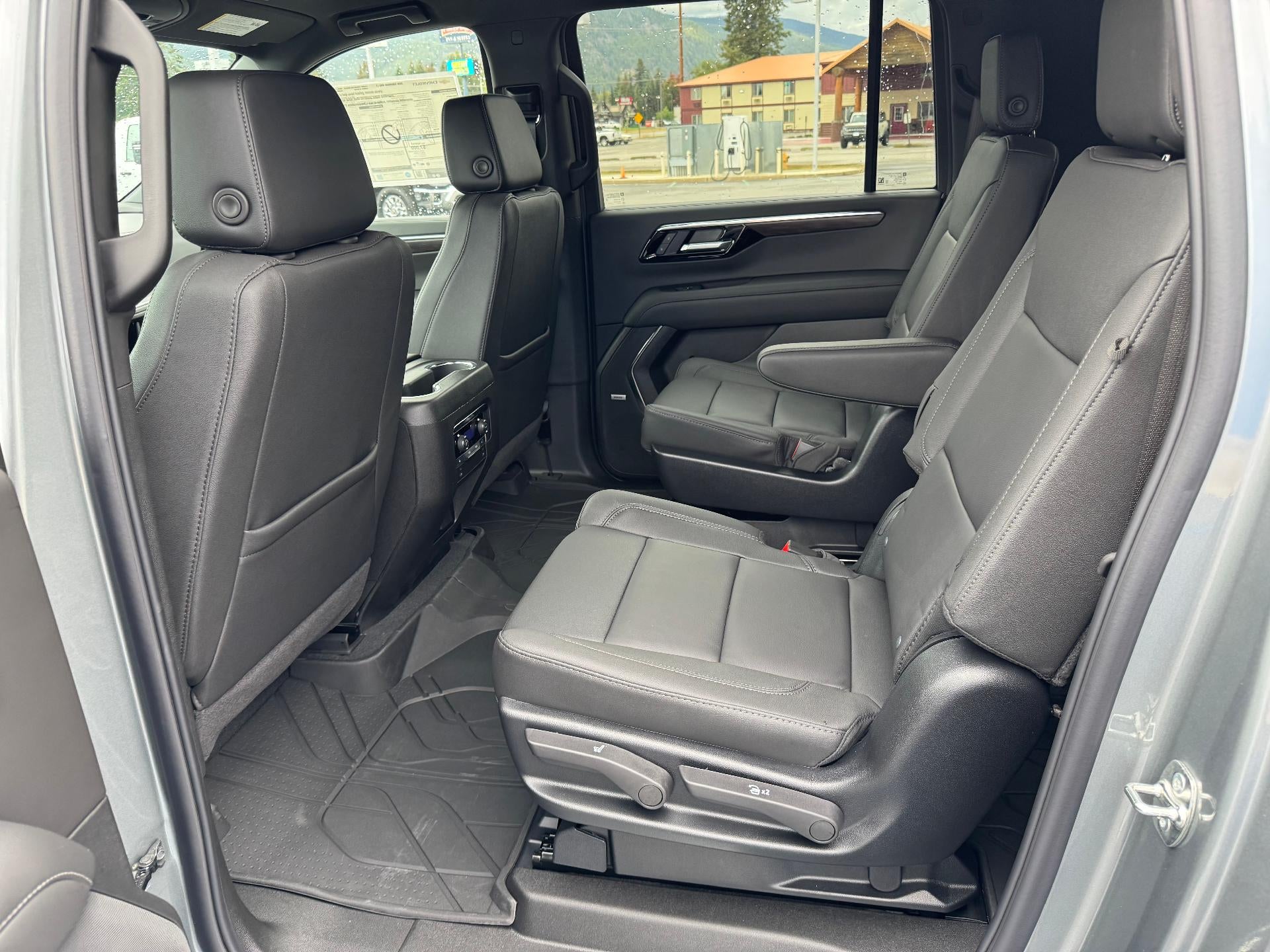 2026 Chevrolet Suburban LT / ADAPTIVE CRUISE / SURROUND VISION / MAX TOW / 2ND ROW BUCKETS