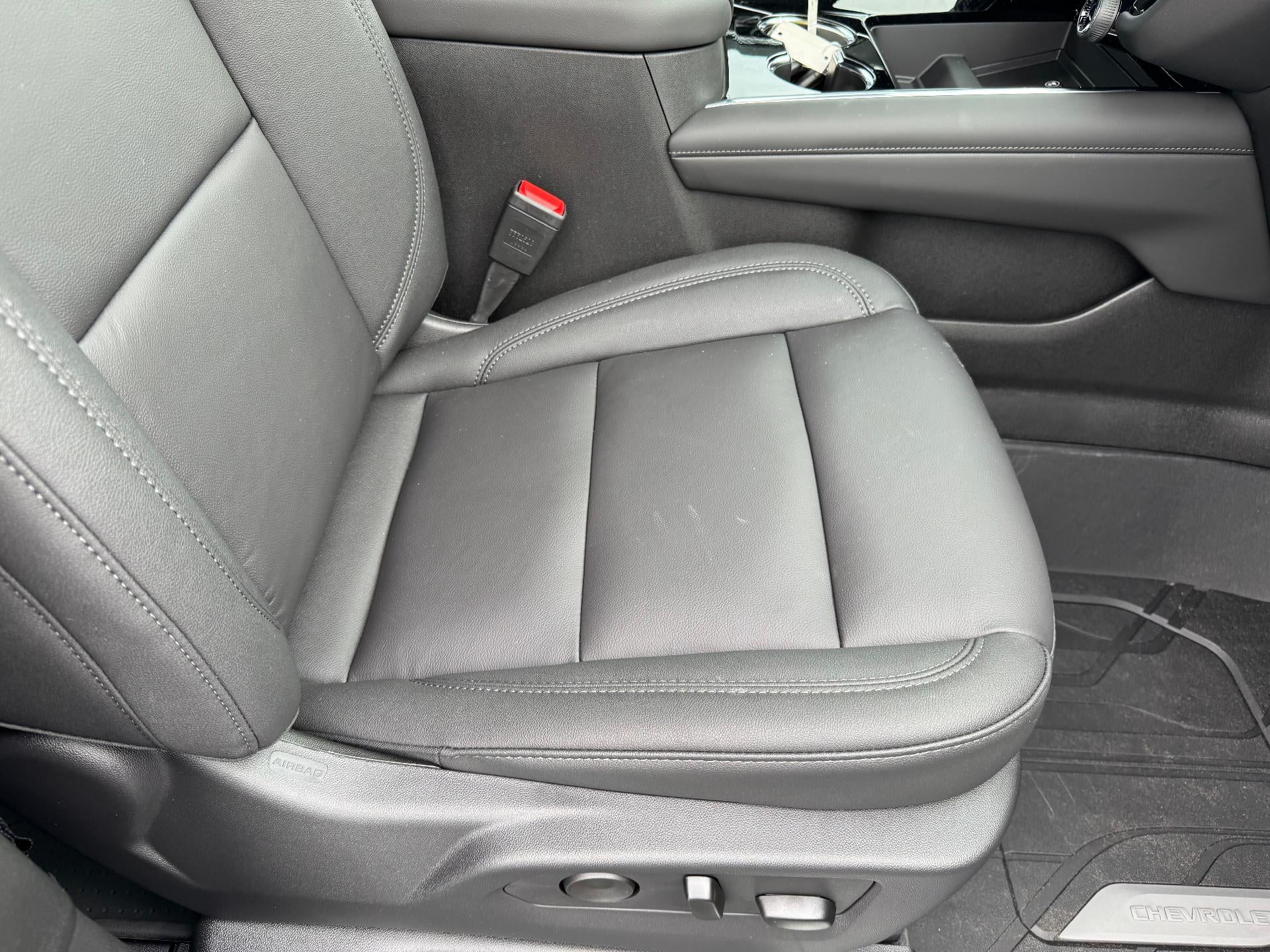 2026 Chevrolet Suburban LT / ADAPTIVE CRUISE / SURROUND VISION / MAX TOW / 2ND ROW BUCKETS