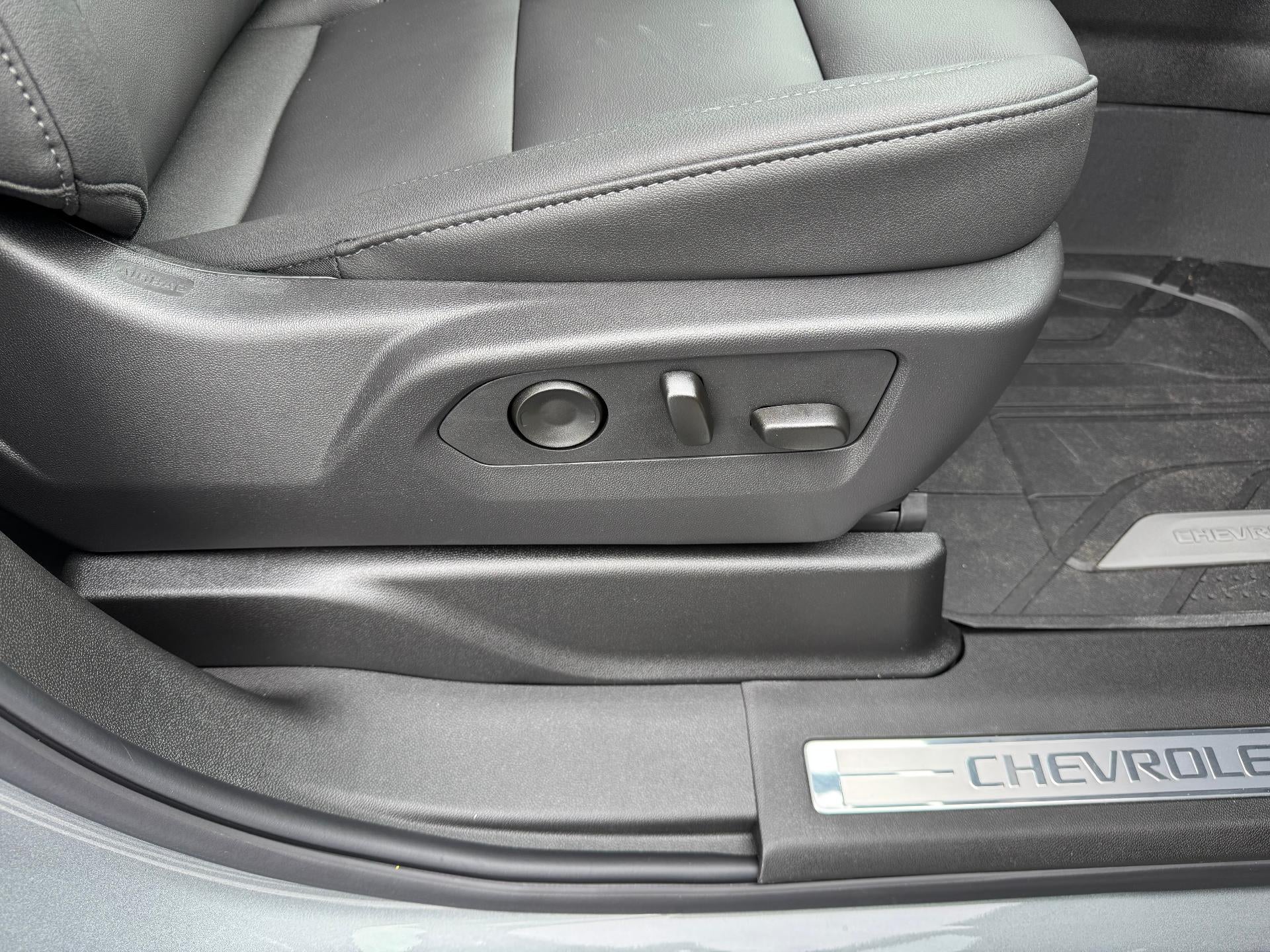 2026 Chevrolet Suburban LT / ADAPTIVE CRUISE / SURROUND VISION / MAX TOW / 2ND ROW BUCKETS