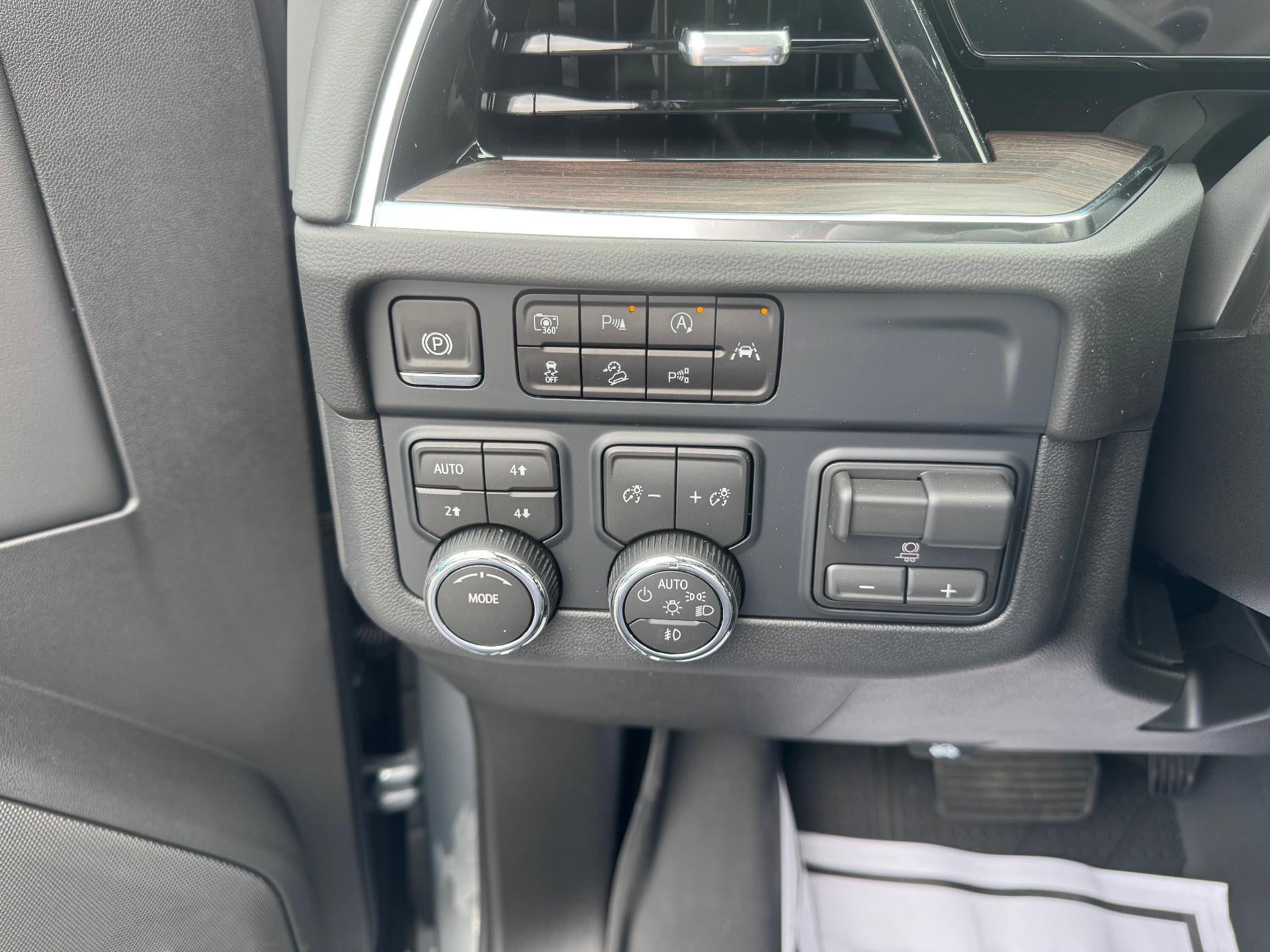 2026 Chevrolet Suburban LT / ADAPTIVE CRUISE / SURROUND VISION / MAX TOW / 2ND ROW BUCKETS