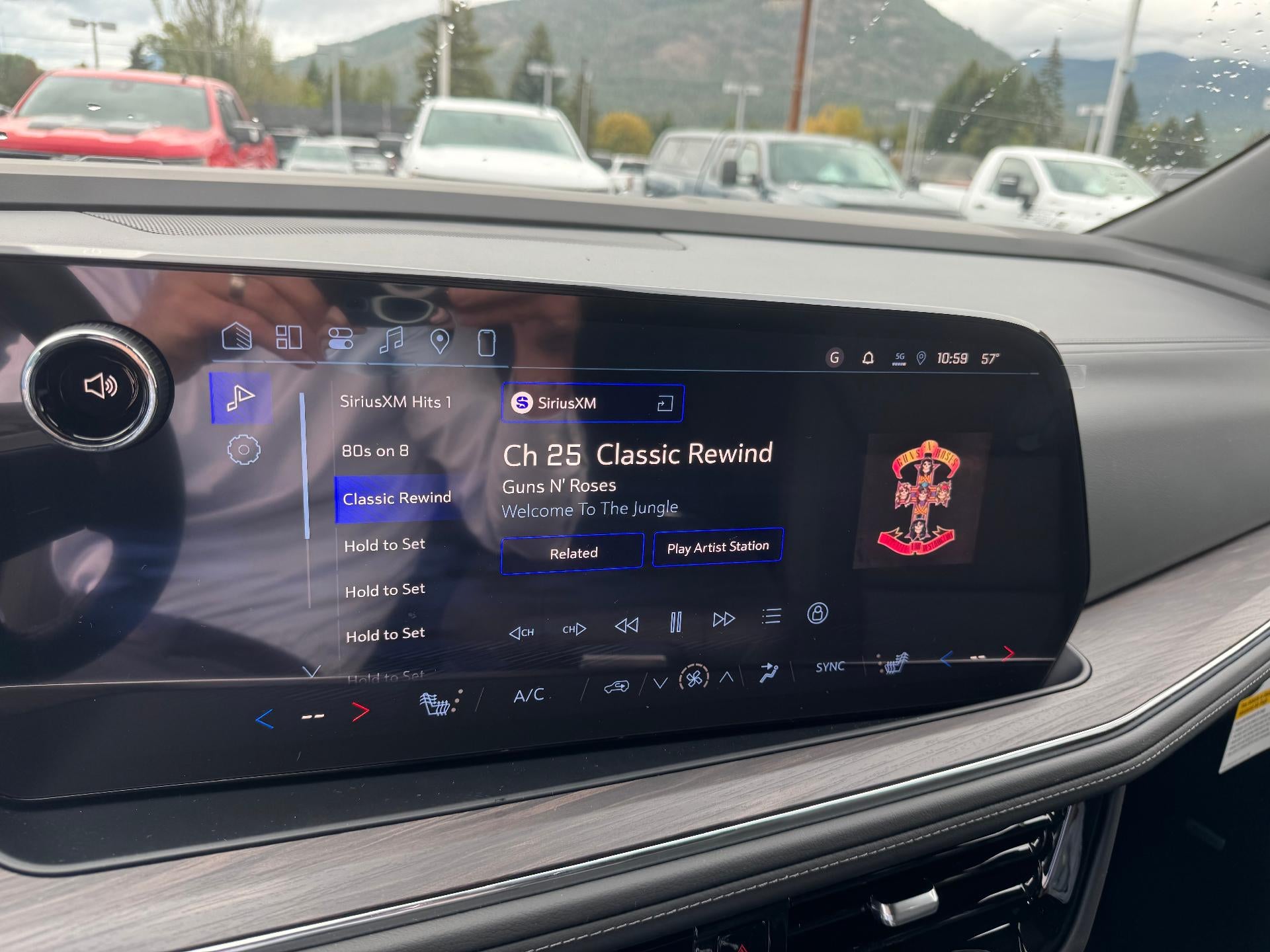 2026 Chevrolet Suburban LT / ADAPTIVE CRUISE / SURROUND VISION / MAX TOW / 2ND ROW BUCKETS