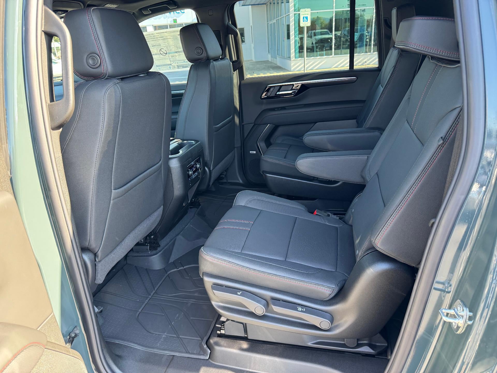 2026 Chevrolet Suburban RST / 5.3 LITER V8 / PANO SUNROOF / MAX TOW / ADAPTIVE CRUISE / SURROUND VISION