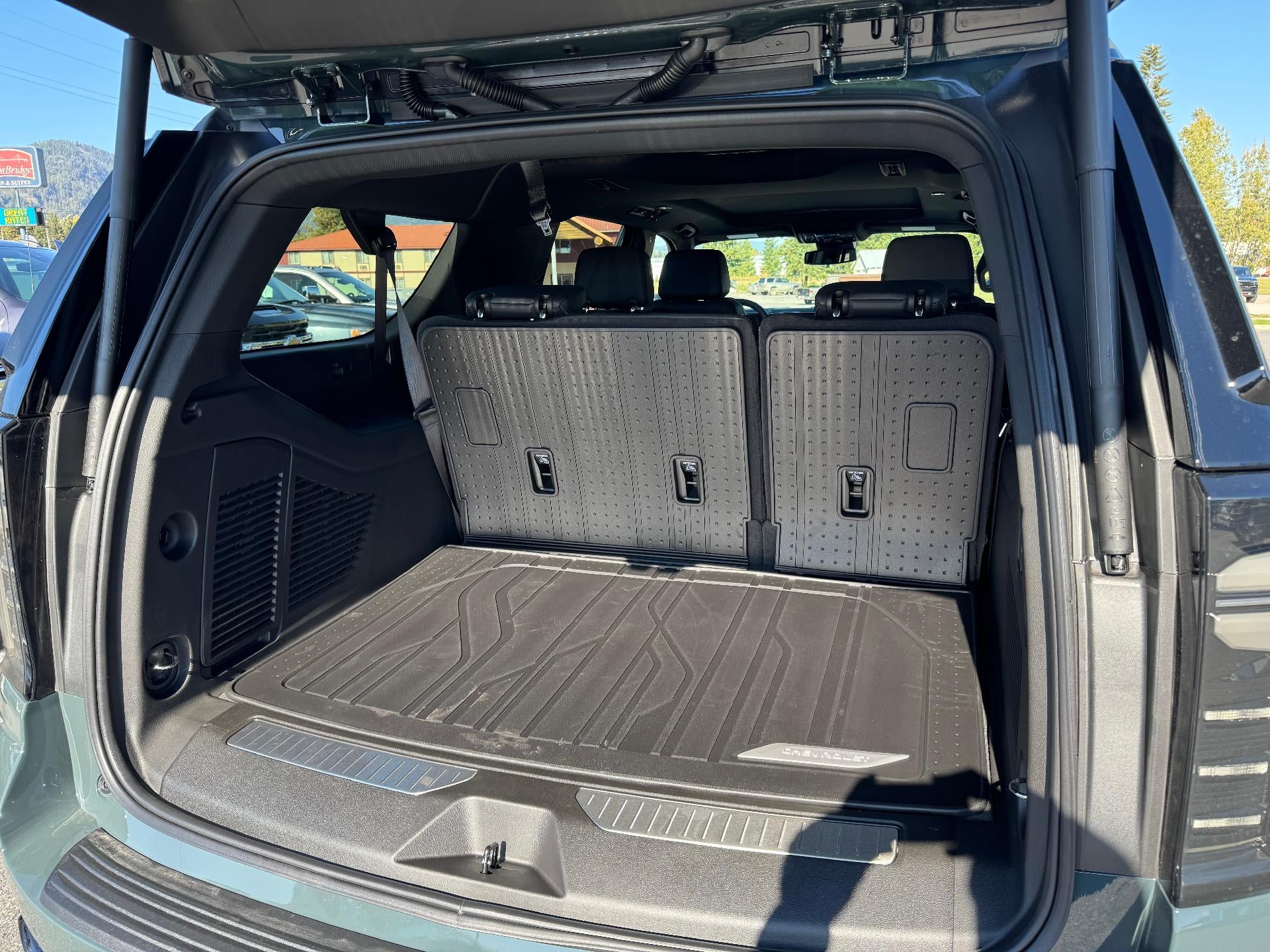 2026 Chevrolet Suburban RST / 5.3 LITER V8 / PANO SUNROOF / MAX TOW / ADAPTIVE CRUISE / SURROUND VISION