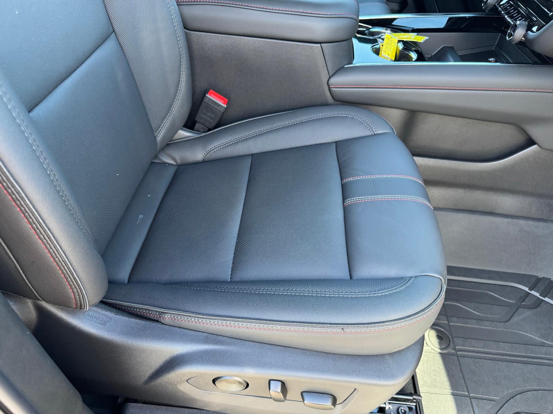 2026 Chevrolet Suburban RST / 5.3 LITER V8 / PANO SUNROOF / MAX TOW / ADAPTIVE CRUISE / SURROUND VISION