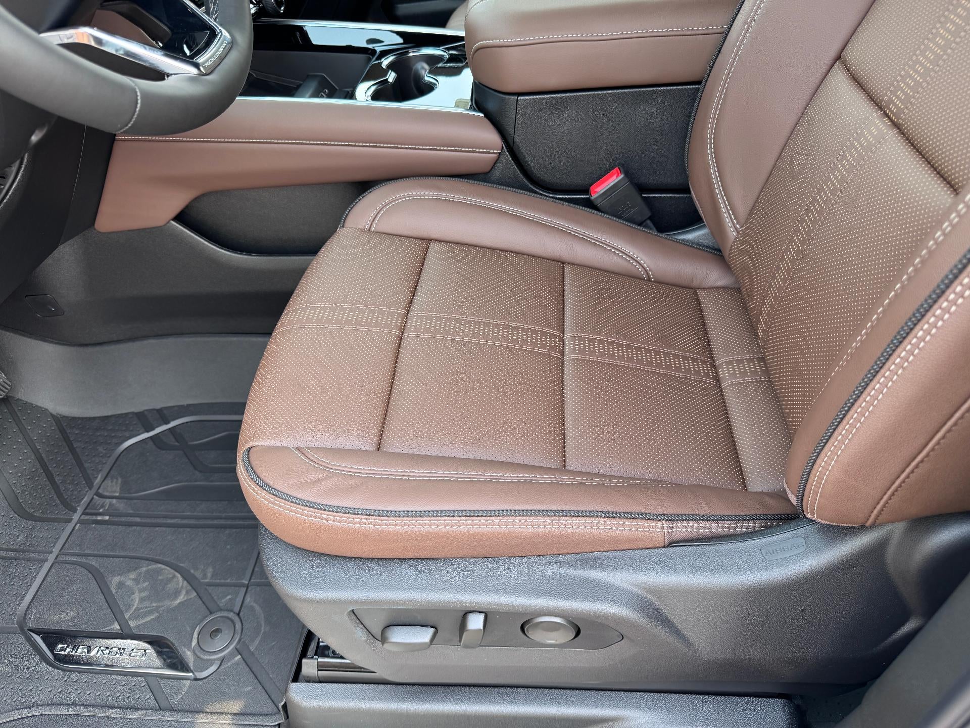2026 Chevrolet Suburban HIGH COUNTRY / 6.2 LITER V8 / DELUXE PCKG / SUPER CRUISE / PANO SUNROOF / MAX TOW PCKG