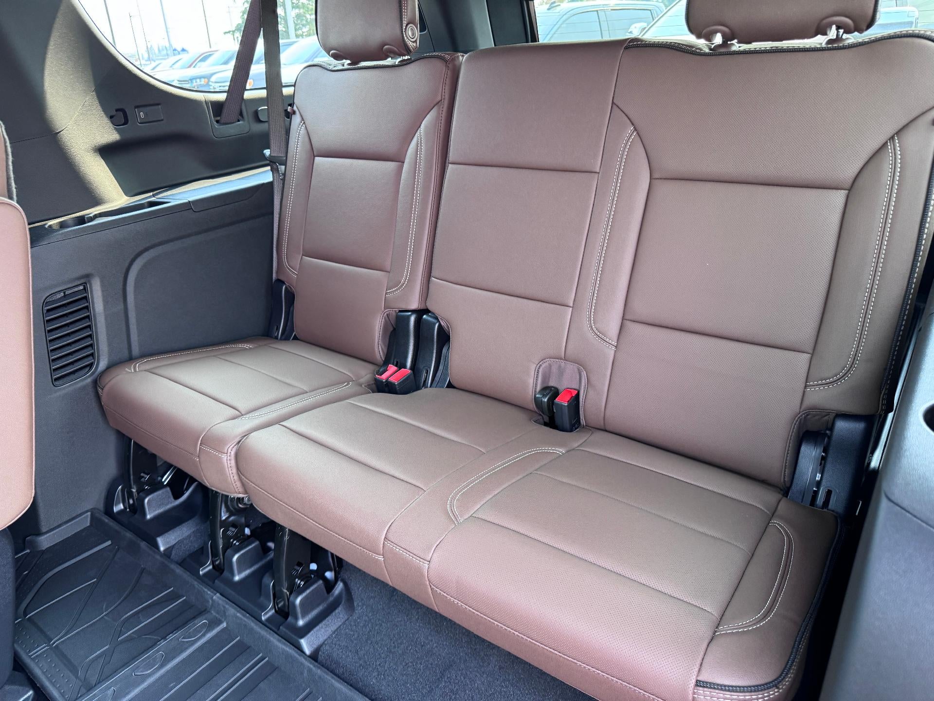 2026 Chevrolet Suburban HIGH COUNTRY / 6.2 LITER V8 / DELUXE PCKG / SUPER CRUISE / PANO SUNROOF / MAX TOW PCKG