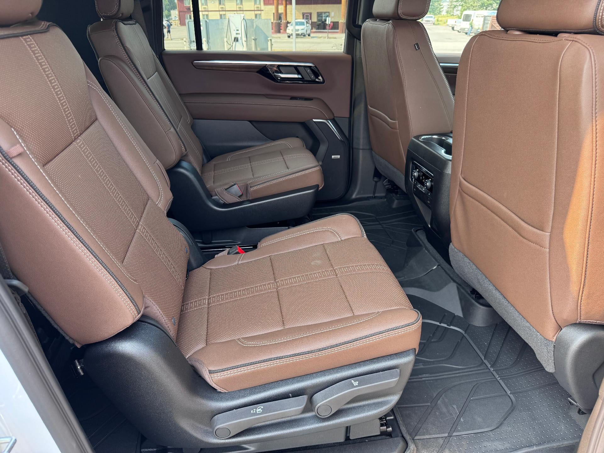 2026 Chevrolet Suburban HIGH COUNTRY / 6.2 LITER V8 / DELUXE PCKG / SUPER CRUISE / PANO SUNROOF / MAX TOW PCKG