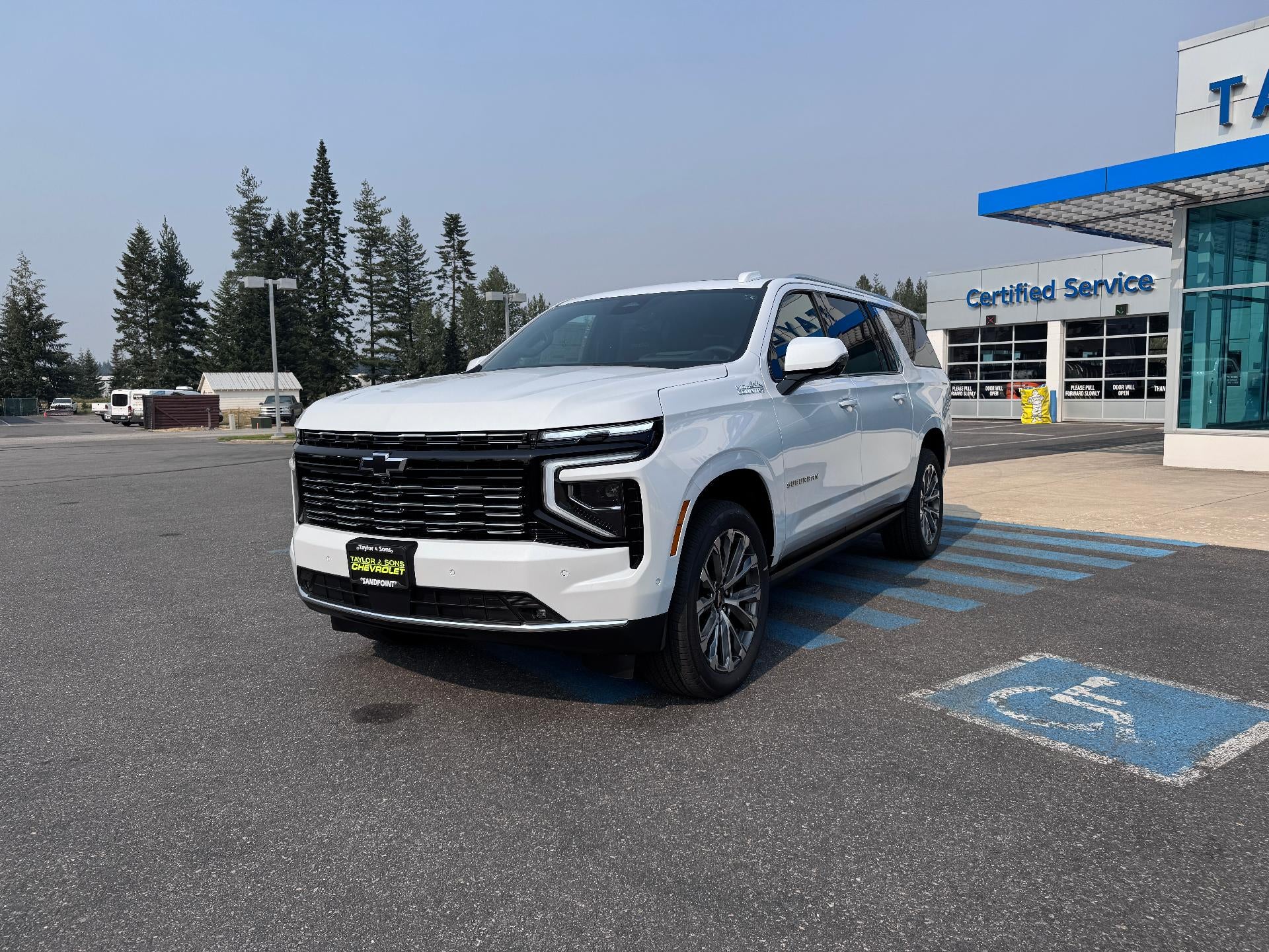 2026 Chevrolet Suburban HIGH COUNTRY / 6.2 LITER V8 / DELUXE PCKG / SUPER CRUISE / PANO SUNROOF / MAX TOW PCKG