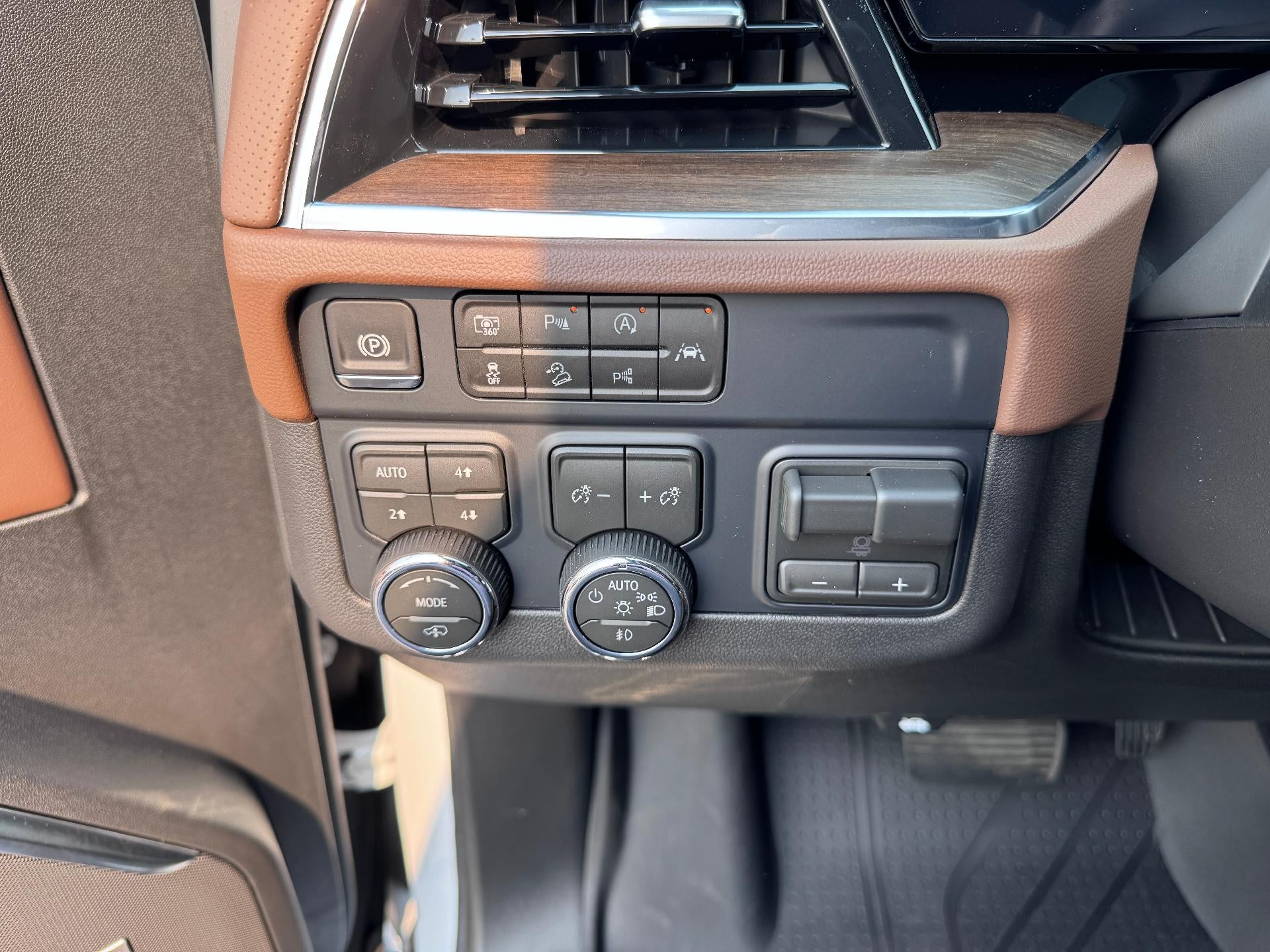 2026 Chevrolet Suburban HIGH COUNTRY / 6.2 LITER V8 / DELUXE PCKG / SUPER CRUISE / PANO SUNROOF / MAX TOW PCKG