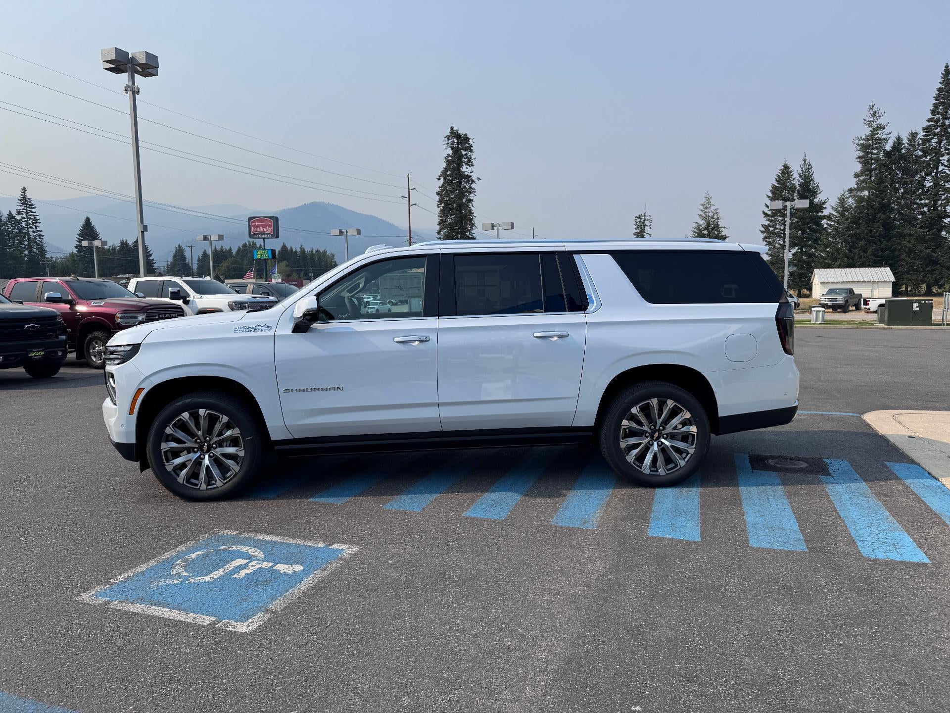2026 Chevrolet Suburban HIGH COUNTRY / 6.2 LITER V8 / DELUXE PCKG / SUPER CRUISE / PANO SUNROOF / MAX TOW PCKG