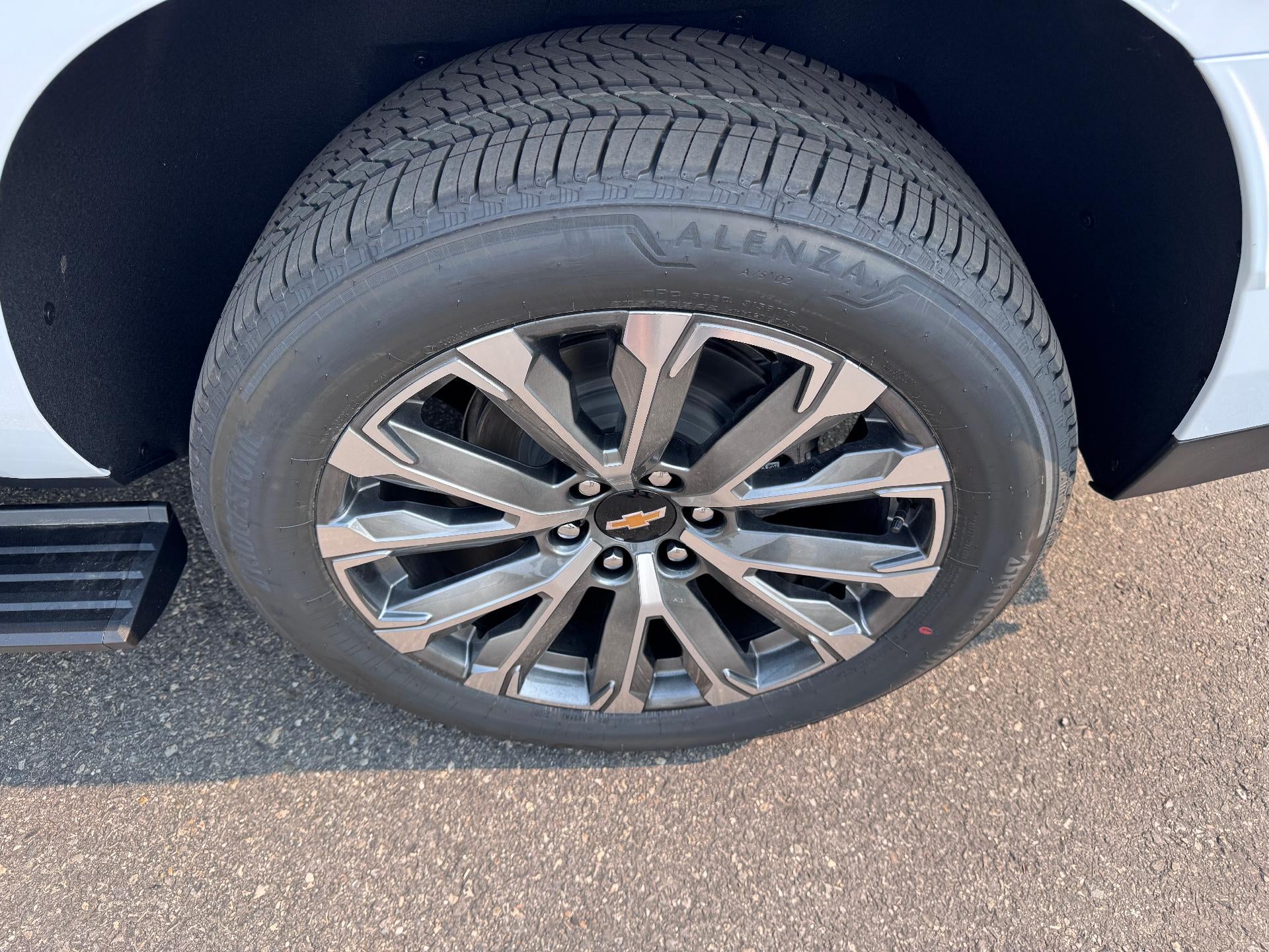 2026 Chevrolet Suburban HIGH COUNTRY / 6.2 LITER V8 / DELUXE PCKG / SUPER CRUISE / PANO SUNROOF / MAX TOW PCKG