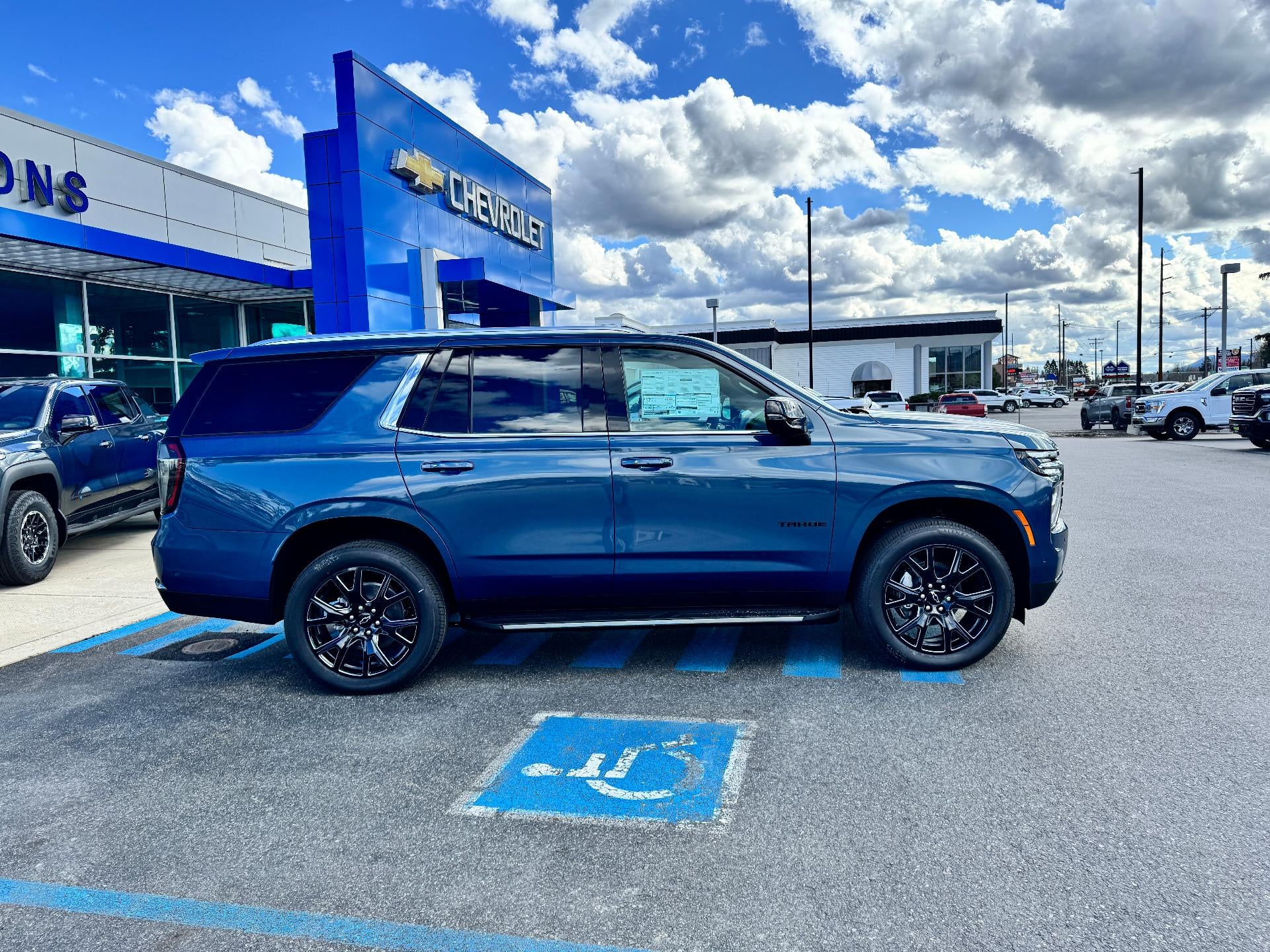 2026 Chevrolet Tahoe LT / 5.3 LITER V8 / MAX TOW PCKG / 2ND ROW BUCKETS / SURROUND VISION / ADAPTIVE CRUISE