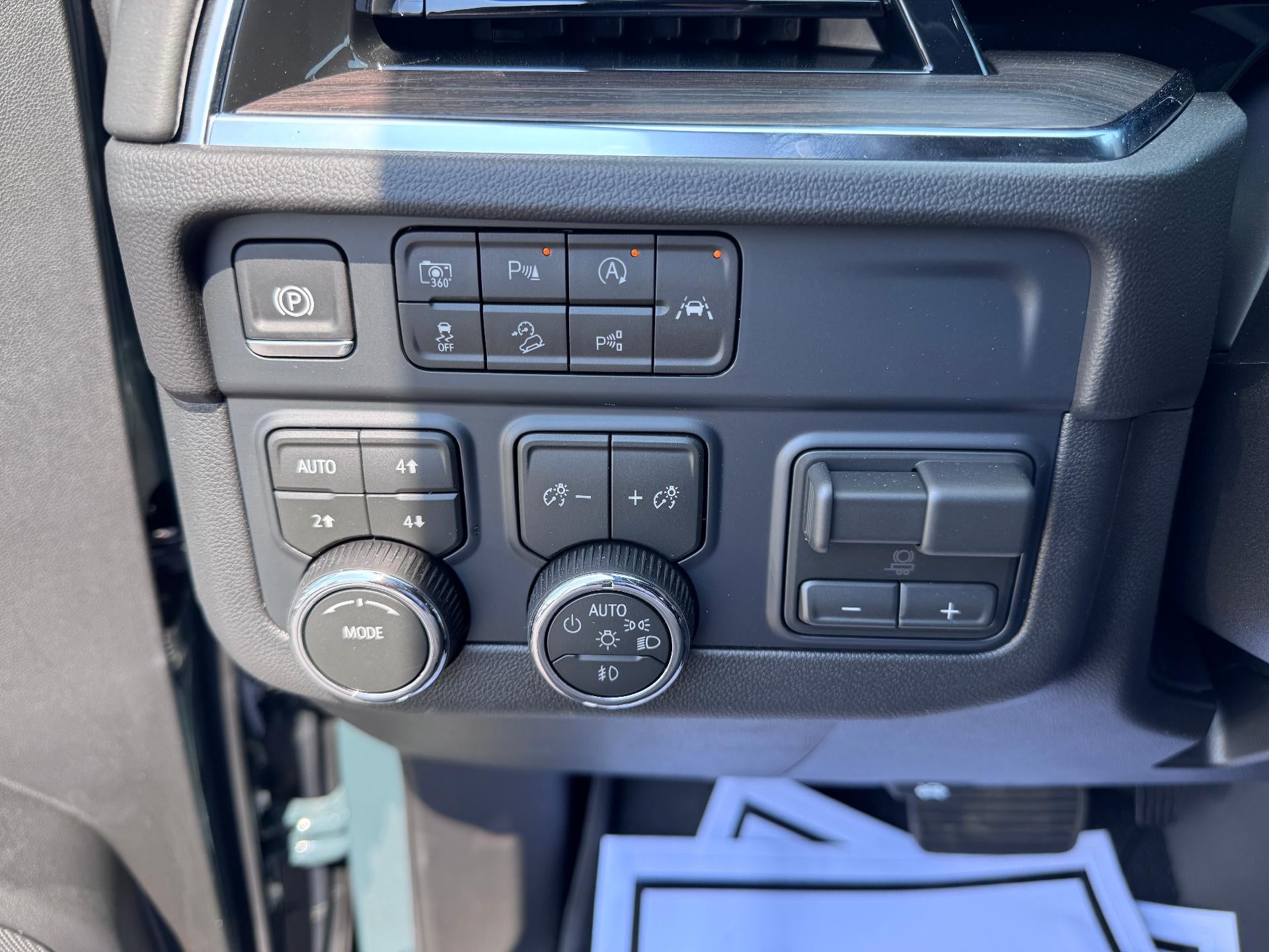 2026 Chevrolet Tahoe Z71 OFF ROAD / 5.3 LITER V8 / COMFORT PCKG / PANO SUNROOF / MAX TOW PCKG