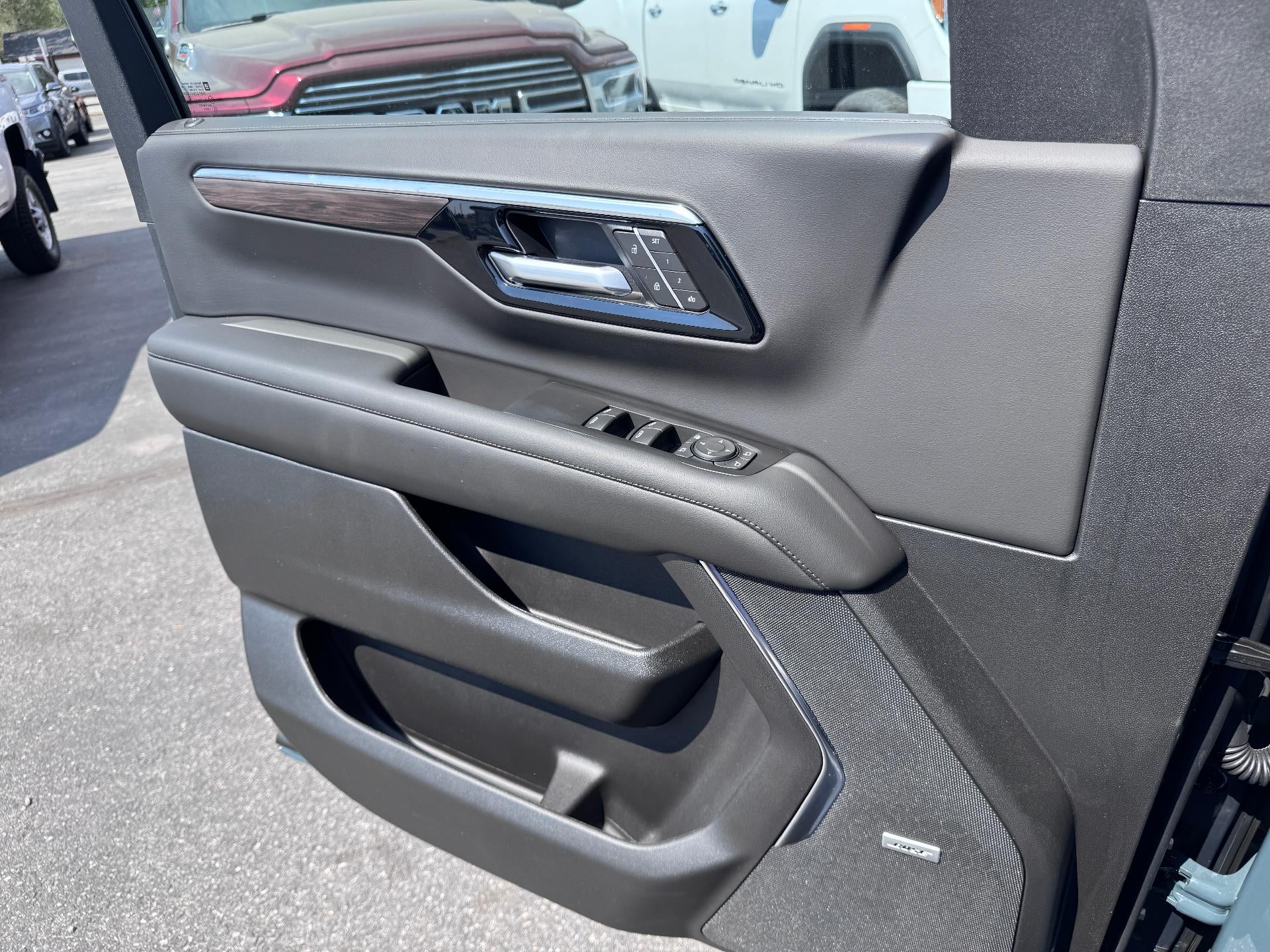 2026 Chevrolet Tahoe Z71 OFF ROAD / 5.3 LITER V8 / COMFORT PCKG / PANO SUNROOF / MAX TOW PCKG