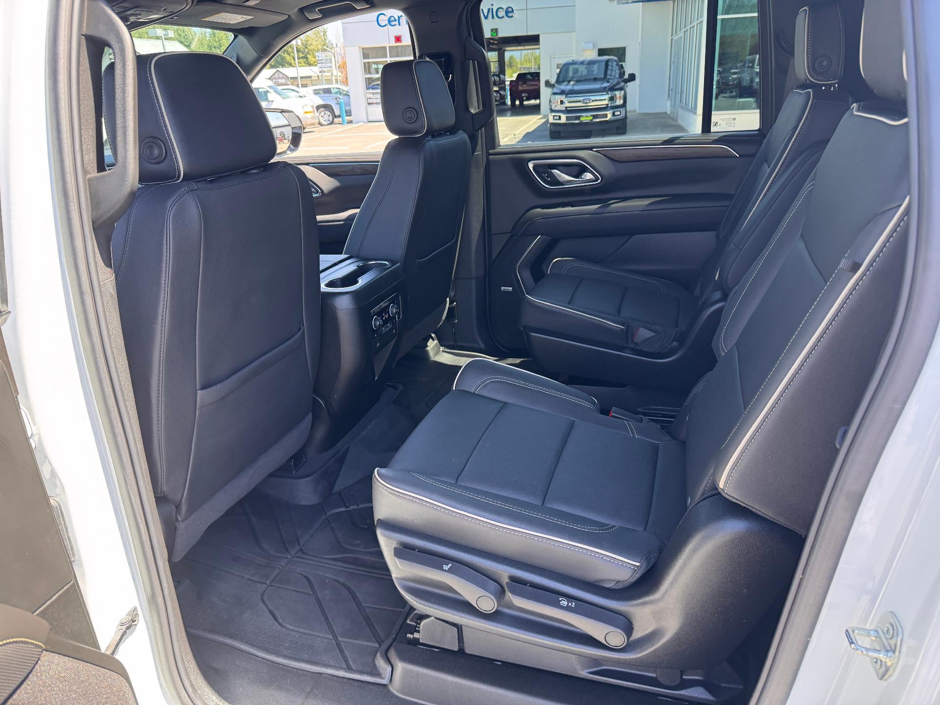 2024 Chevrolet Suburban PREMIER / 6.2 LITER V8 / PREMIUM PCKG / PANO SUNROOF / 1 OWNER / 17K MILES