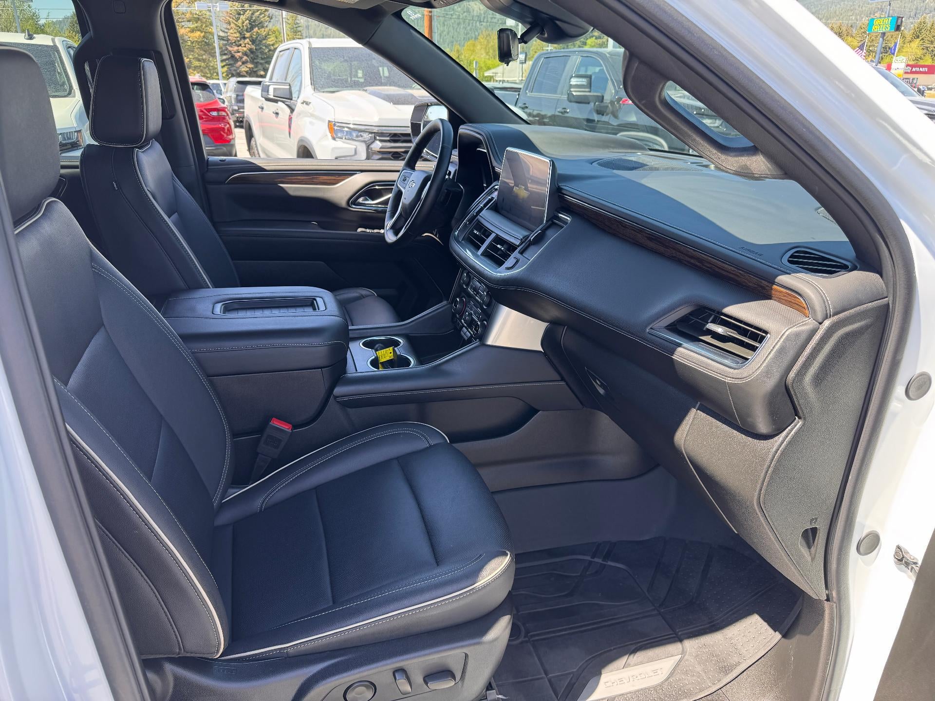2024 Chevrolet Suburban PREMIER / 6.2 LITER V8 / PREMIUM PCKG / PANO SUNROOF / 1 OWNER / 17K MILES