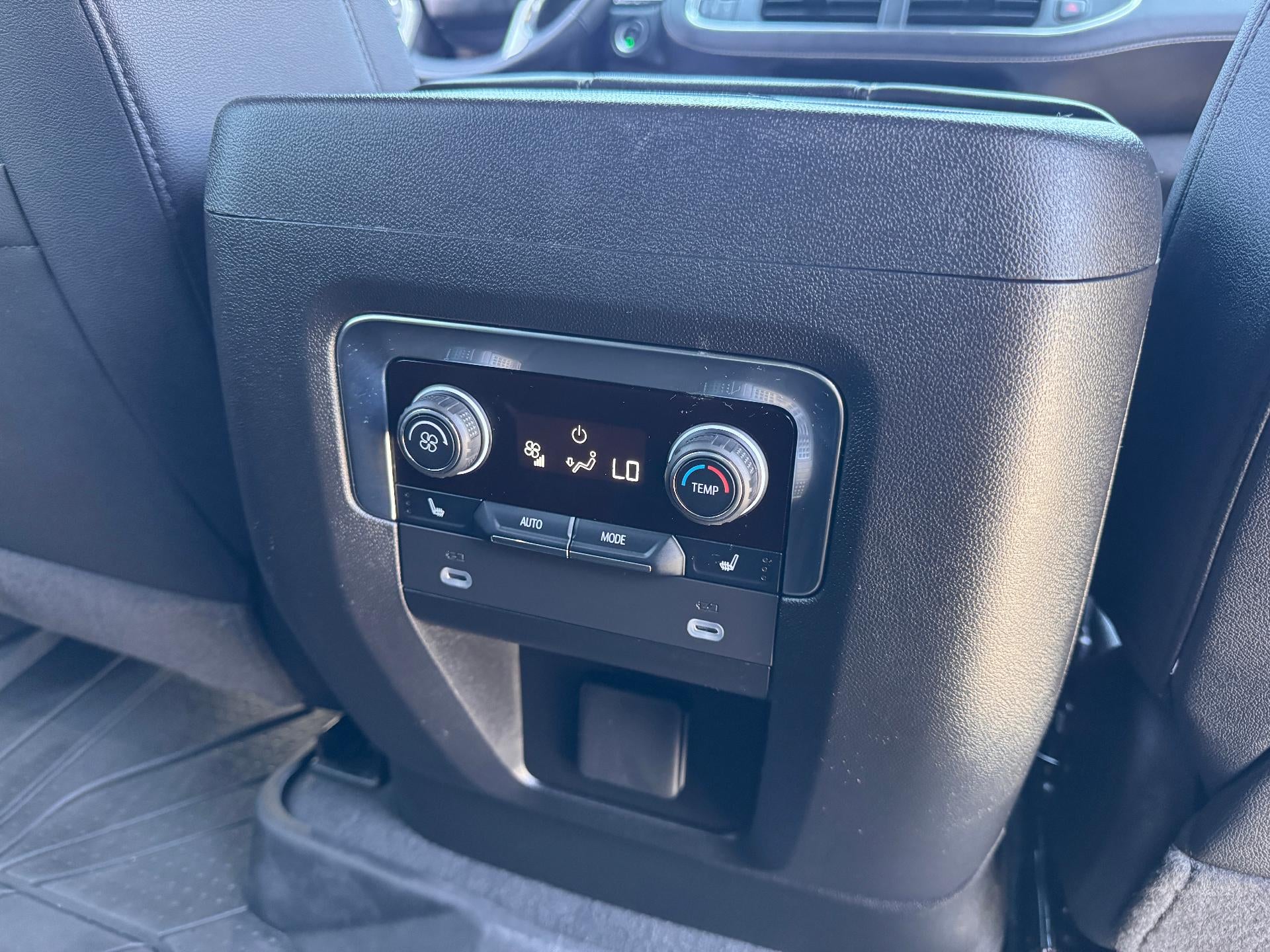 2024 Chevrolet Suburban PREMIER / 6.2 LITER V8 / PREMIUM PCKG / PANO SUNROOF / 1 OWNER / 17K MILES