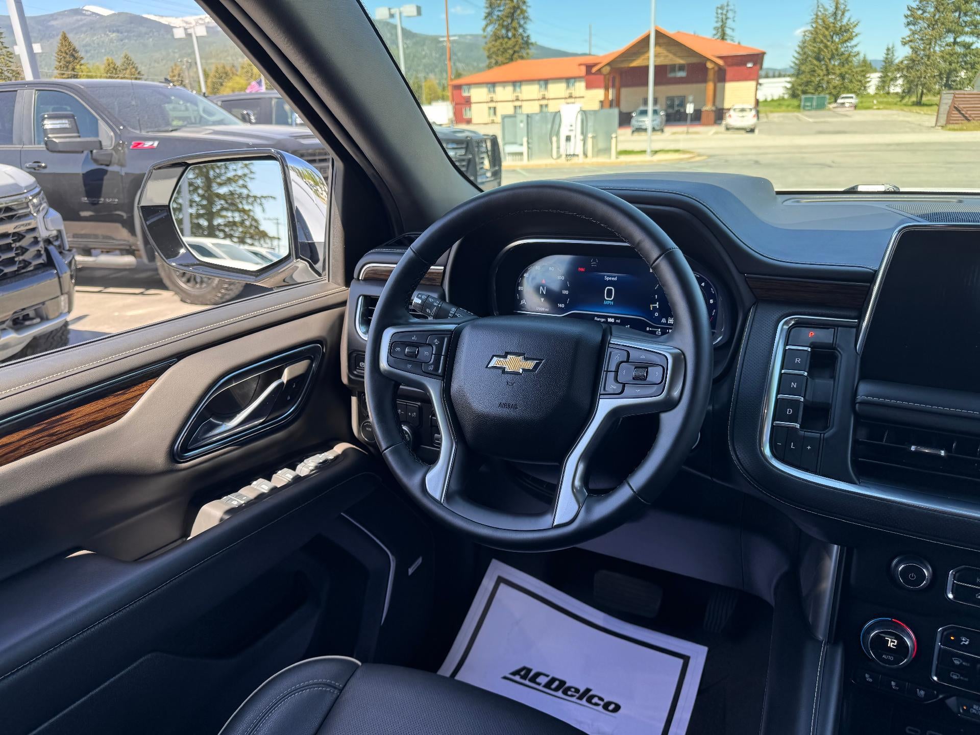 2024 Chevrolet Suburban PREMIER / 6.2 LITER V8 / PREMIUM PCKG / PANO SUNROOF / 1 OWNER / 17K MILES