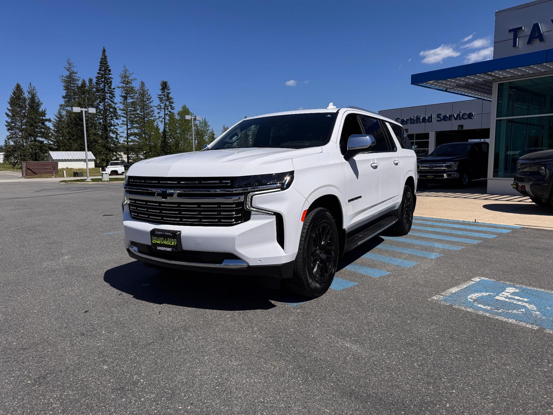 2024 Chevrolet Suburban PREMIER / 6.2 LITER V8 / PREMIUM PCKG / PANO SUNROOF / 1 OWNER / 17K MILES
