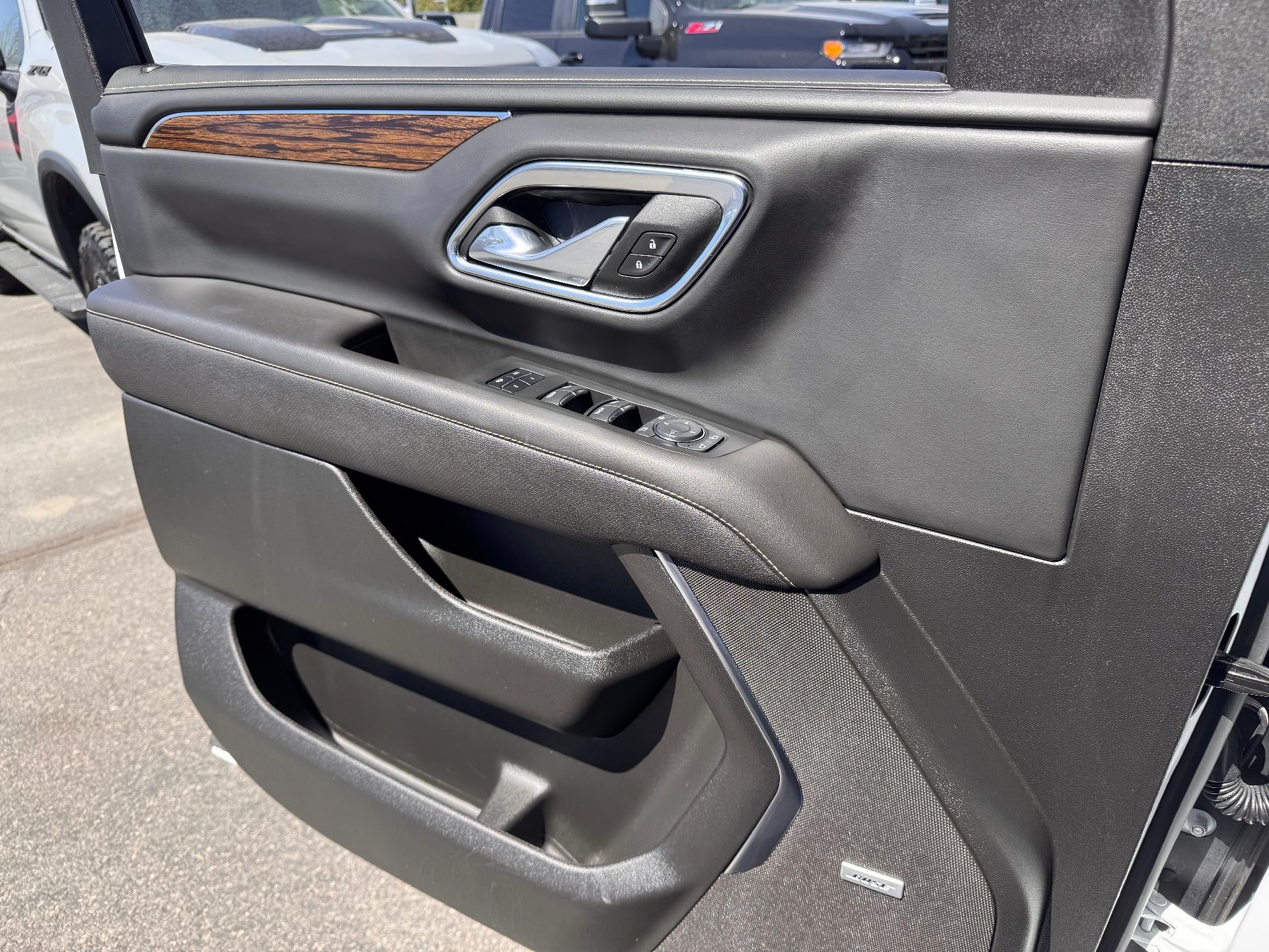2024 Chevrolet Suburban PREMIER / 6.2 LITER V8 / PREMIUM PCKG / PANO SUNROOF / 1 OWNER / 17K MILES