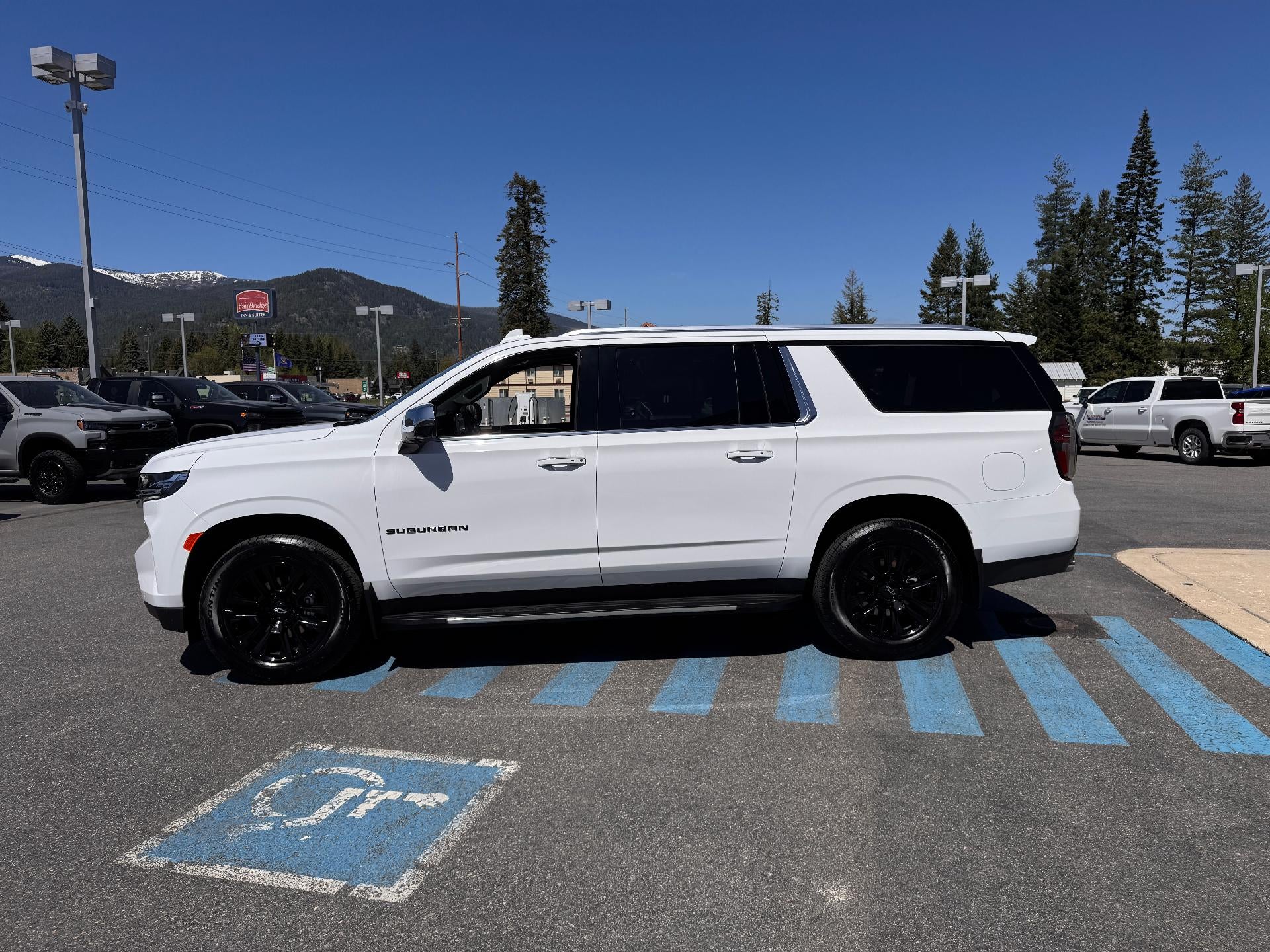 2024 Chevrolet Suburban PREMIER / 6.2 LITER V8 / PREMIUM PCKG / PANO SUNROOF / 1 OWNER / 17K MILES
