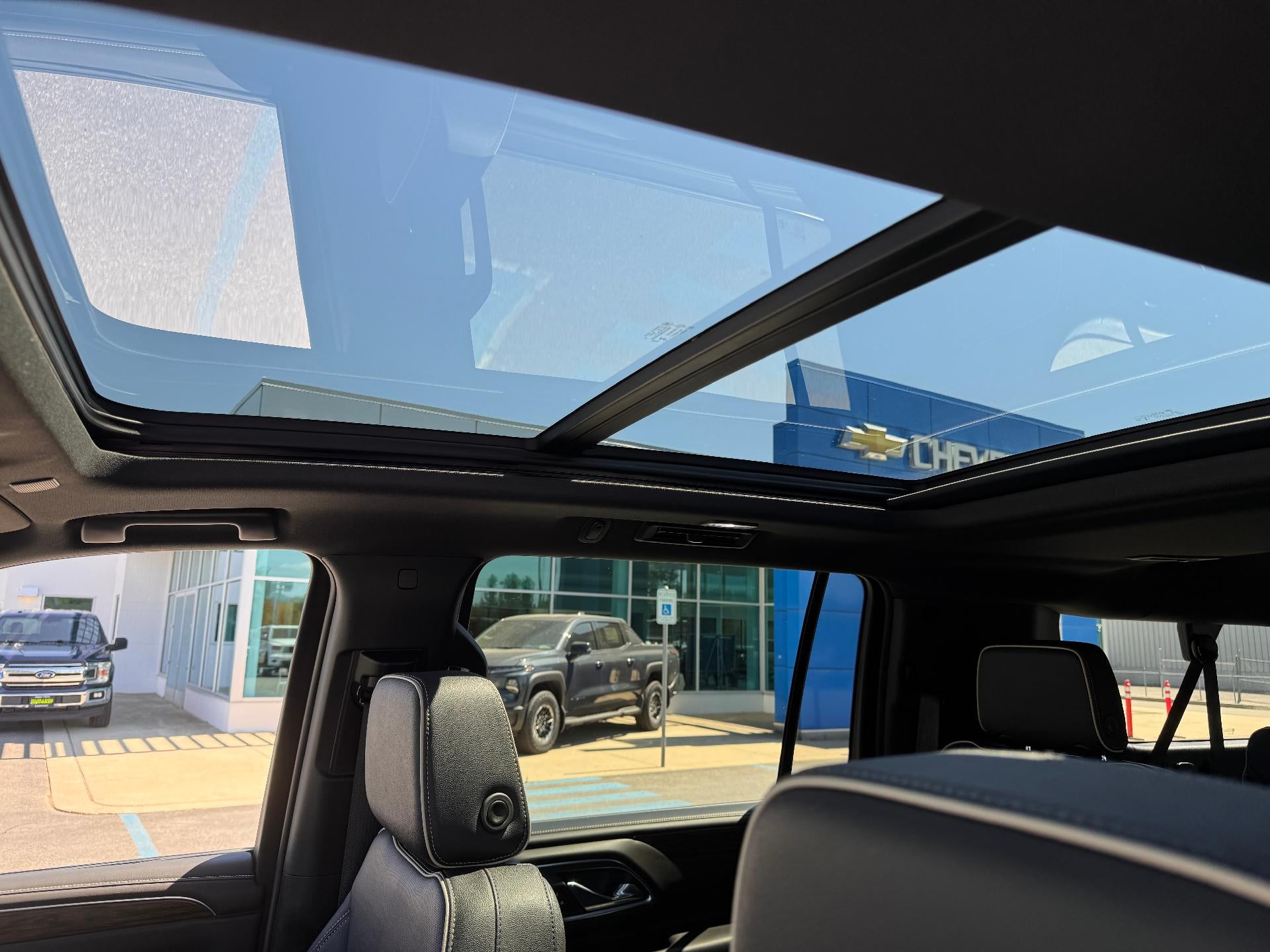 2024 Chevrolet Suburban PREMIER / 6.2 LITER V8 / PREMIUM PCKG / PANO SUNROOF / 1 OWNER / 17K MILES