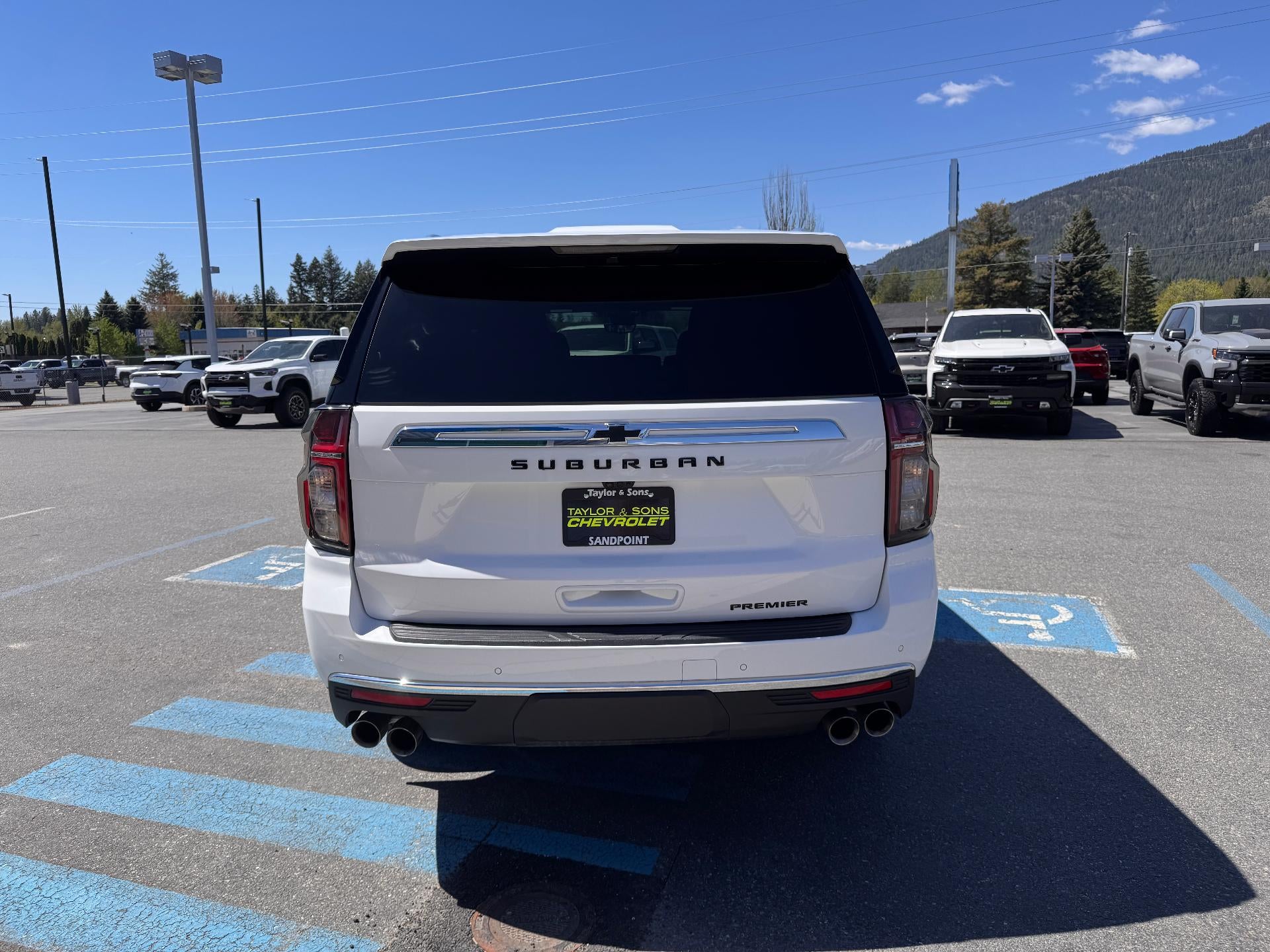 2024 Chevrolet Suburban PREMIER / 6.2 LITER V8 / PREMIUM PCKG / PANO SUNROOF / 1 OWNER / 17K MILES